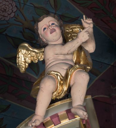 Zdjęcie nr 13: Ołtarz architektoniczny, jednokondygnacyjny, jednoosiowy ze zwieńczeniem. Ołtarz prostopadłościenny, z drewnianą mensą. Antepedium ujęte szerokim obramieniem, pośrodku w polu w kształcie koła złocony monogram imienia Jezus. Retabulum osadzone na zryzalitowanym po bokach cokole, ujętym parą wolutowych impostów. Część środkowa flankowana parą kolumn wspierających niepełne, wyłamujące się ponad nimi, przerwane w partii fryzu belkowanie. Zwieńczenie ujęte parą spływów wolutowych, zamknięte fragmentem gzymsu w postaci półkolistego łuku nadwieszonego, po bokach przerwany, półkolisty przyczółek. Pola cokołu zdobione motywami wici roślinnej. W dolnej części pola środkowego nastawy kwietna girlanda, wyżej, po bokach para aniołków, w górnej partii pośrodku gzymsu kartusz z napisem „OTO BARANEK BOŻY” z podwieszeniem w formie podwiązanej w narożach polach kotary. W partiach fryzu rozety. W zwieńczeniu motyw płaskorzeźbionej Baranka Paschalnego ujętego promienistą glorią. Dolną część spływów wolutowych zdobią liście akantu. Szczyt w formie krzyża osadzonego na ażurowej podstawie w postaci wici akantowej, ujęty parą płomienistych wazonów. Na przerwanym przyczółku para figur siedzących aniołków. Pole części środkowej retabulum w kształcie zbliżonym do kwadratu, zamkniętym półkoliście, ujętym rzeźbioną, złoconą ramą. W środku obraz „Trójcy Świętej”. Po bokach retabulum para rzeźb, po lewej św. Jakub, po prawej św. Józef. Struktura polichromowana w kolorze zielonym i niebieskim, detal architektoniczny złocony i srebrzony.   