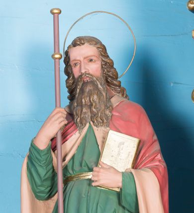 Zdjęcie nr 1: Całopostaciowa, drążona z tyłu figura św. Jakuba zwróconego na wprost, stojącego w wyraźnym kontrapoście na niewysokiej ośmiobocznej podstawie. Pociągłą twarz charakteryzują  delikatne rysy oraz długi, brązowy zarost. Długie, kręcone włosy opadają na plecy. Głowę okala wąska aureola. Święty ubrany jest w zieloną, przewiązaną złoconym pasem suknię i spięty pod szyją, czerwony płaszcz z jasnoróżowym podszyciem. W prawej dłoni trzyma laskę na długim drzewcu ozdobionym parą złoconych nodusów w górnej partii, w lewej zaś zamkniętą księgę w złoconej oprawie. 