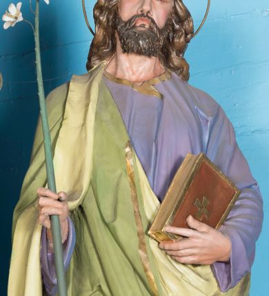 Zdjęcie nr 2: Całopostaciowa, drążona z tyłu figura św. Józefa stojącego na wprost w wyraźnym kontrapoście, na niewysokiej ośmiobocznej podstawie. Nieznacznie przechyloną w lewo głowę charakteryzuje pociągła twarz o delikatnych rysach oraz krótkim, ciemnobrązowym zaroście. Długie, kręcone włosy opadają na plecy. Głowę okala wąska aureola. Święty ubrany jest w fioletową suknię i narzucony na prawe ramię, jasnozielony płaszcz ze złoconym obszyciem. W prawej dłoni trzyma kwiat białej lilii na długim drzewcu, w lewej zamkniętą księgę w brązowej, złoconej oprawie. 

