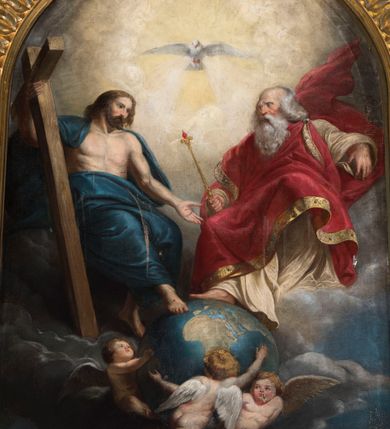 Zdjęcie nr 3: Obraz w kształcie zbliżonym do kwadratu, ujęty profilowaną, rzeźbioną, złoconą ramą z przedstawieniem Trójcy Świętej. Po prawej stronie kompozycji sylwetka siedzącego na obłokach Boga Ojca w trzech czwartych zwróconego w prawo. Ukazany jest jako mężczyzna w podeszłym wieku. Głowę charakteryzuje wydatna łysina. Twarz z bruzdami na policzkach,  nos długi, ostro zakończony, zaróżowione policzki i gęsty, długi zarost. Długie, siwe, lekko falowane włosy wspierają się na ramionach.  Postać ma na sobie suknię w kolorze kremowym oraz obszerny, rozwiany, czerwony płaszcz spięty na lewym ramieniu fibulą i obszyty złoconym, kameryzowanym galonem. W prawej, wspartej na nodze ręce złote berło zwieńczone czerwonym kamieniem. Lewa ręka nieco odsunięta w bok. Prawa noga wsparta na globie ziemskim. Lewą stronę kompozycji zajmuje sylwetka siedzącego na obłokach Jezusa w trzech czwartych zwróconego w lewo. Lekko przechyloną w bok głowę charakteryzje pociągła twarz o delikatnych rysach dojrzałego mężczyzny, z krótkim, brązowym zarostem. Kasztanowe włosy sięgają ramion. Nagą sylwetkę Jezusa osłania narzucony na plecy, lekko rozwiany ciemnoniebieski płaszcz. Prawą ręką podtrzymuje duży krzyż, lewa opuszczona w dół i nieco wysunięta do przodu. Prawa noga wsparta na globie ziemskim z zaznaczonymi zarysami kontynentów, lewa cofnięta. Na lewym boku, dłoniach i stopach widoczne ślady ran. Znajdującą się pod stopami postaci kulę ziemską podtrzymują trzy, nagie unoszące się w powietrzu aniołki. W górnej partii, na tle rozsuniętych obłoków i rozświetlonego nieba gołębica Ducha Świętego, od której biegną wiązki promieni. 