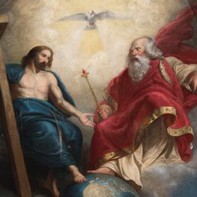 Zdjęcie nr 1: Obraz w kształcie zbliżonym do kwadratu, ujęty profilowaną, rzeźbioną, złoconą ramą z przedstawieniem Trójcy Świętej. Po prawej stronie kompozycji sylwetka siedzącego na obłokach Boga Ojca w trzech czwartych zwróconego w prawo. Ukazany jest jako mężczyzna w podeszłym wieku. Głowę charakteryzuje wydatna łysina. Twarz z bruzdami na policzkach,  nos długi, ostro zakończony, zaróżowione policzki i gęsty, długi zarost. Długie, siwe, lekko falowane włosy wspierają się na ramionach.  Postać ma na sobie suknię w kolorze kremowym oraz obszerny, rozwiany, czerwony płaszcz spięty na lewym ramieniu fibulą i obszyty złoconym, kameryzowanym galonem. W prawej, wspartej na nodze ręce złote berło zwieńczone czerwonym kamieniem. Lewa ręka nieco odsunięta w bok. Prawa noga wsparta na globie ziemskim. Lewą stronę kompozycji zajmuje sylwetka siedzącego na obłokach Jezusa w trzech czwartych zwróconego w lewo. Lekko przechyloną w bok głowę charakteryzje pociągła twarz o delikatnych rysach dojrzałego mężczyzny, z krótkim, brązowym zarostem. Kasztanowe włosy sięgają ramion. Nagą sylwetkę Jezusa osłania narzucony na plecy, lekko rozwiany ciemnoniebieski płaszcz. Prawą ręką podtrzymuje duży krzyż, lewa opuszczona w dół i nieco wysunięta do przodu. Prawa noga wsparta na globie ziemskim z zaznaczonymi zarysami kontynentów, lewa cofnięta. Na lewym boku, dłoniach i stopach widoczne ślady ran. Znajdującą się pod stopami postaci kulę ziemską podtrzymują trzy, nagie unoszące się w powietrzu aniołki. W górnej partii, na tle rozsuniętych obłoków i rozświetlonego nieba gołębica Ducha Świętego, od której biegną wiązki promieni. 