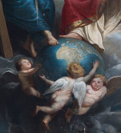 Zdjęcie nr 5: Obraz w kształcie zbliżonym do kwadratu, ujęty profilowaną, rzeźbioną, złoconą ramą z przedstawieniem Trójcy Świętej. Po prawej stronie kompozycji sylwetka siedzącego na obłokach Boga Ojca w trzech czwartych zwróconego w prawo. Ukazany jest jako mężczyzna w podeszłym wieku. Głowę charakteryzuje wydatna łysina. Twarz z bruzdami na policzkach,  nos długi, ostro zakończony, zaróżowione policzki i gęsty, długi zarost. Długie, siwe, lekko falowane włosy wspierają się na ramionach.  Postać ma na sobie suknię w kolorze kremowym oraz obszerny, rozwiany, czerwony płaszcz spięty na lewym ramieniu fibulą i obszyty złoconym, kameryzowanym galonem. W prawej, wspartej na nodze ręce złote berło zwieńczone czerwonym kamieniem. Lewa ręka nieco odsunięta w bok. Prawa noga wsparta na globie ziemskim. Lewą stronę kompozycji zajmuje sylwetka siedzącego na obłokach Jezusa w trzech czwartych zwróconego w lewo. Lekko przechyloną w bok głowę charakteryzje pociągła twarz o delikatnych rysach dojrzałego mężczyzny, z krótkim, brązowym zarostem. Kasztanowe włosy sięgają ramion. Nagą sylwetkę Jezusa osłania narzucony na plecy, lekko rozwiany ciemnoniebieski płaszcz. Prawą ręką podtrzymuje duży krzyż, lewa opuszczona w dół i nieco wysunięta do przodu. Prawa noga wsparta na globie ziemskim z zaznaczonymi zarysami kontynentów, lewa cofnięta. Na lewym boku, dłoniach i stopach widoczne ślady ran. Znajdującą się pod stopami postaci kulę ziemską podtrzymują trzy, nagie unoszące się w powietrzu aniołki. W górnej partii, na tle rozsuniętych obłoków i rozświetlonego nieba gołębica Ducha Świętego, od której biegną wiązki promieni. 