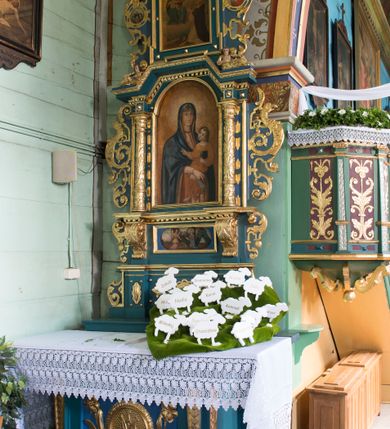 Zdjęcie nr 3: Ołtarz architektoniczny, jednokondygnacyjny, jednoosiowy ze zwieńczeniem. Ołtarz prostopadłościenny, o przednich narożach ujętych pilastrami hermowymi, z drewniana mensą. Antepedium w formie prostokątnej płyciny z płaskorzeźbionym medalionem z monogramem maryjnym okolonym drobnymi promieniami i ujętym liśćmi i kwiatami narcyza. Retabulum osadzone na niewysokim cokole, lekko zryzalitowanym po bokach. Wyżej predella ujęta parą konsoli wolutowych wspierających wyłamujący się ponad nimi gzyms. Cokół wraz z predellą flankowany parą uszaków w formie spływów wolutowych. Część środkowa ujęta parą kolumn o trzonach zdobionych motywem kandelabru, wspierających fryz wyłamujący się ponad nimi oraz gzyms przybierające postać trójboczną. Zwieńczenie w kształcie kwadratu zamkniętego odcinkiem gzymsu o lekko zryzalitowanych bokach. Predellę, część środkową i zwieńczenie ujmują pary ujmują pary uszaków o fantazyjnych wykrojach, zdobione ornamentem okuciowym i wicią roślinną. Uszaki zwieńczenia dodatkowo zdobione parą główek anielskich i medalionów ze św. Józefem po prawej stronie i św. Zofią po lewej. Na bokach gzymsu para figur siedzących aniołów. Szczyt w postaci ujętego parą wolut i zwieńczonego krzyżem kartusza z okrągłym  medalionem z monogramem maryjnym. w predelli obraz w kształcie leżącego prostokąta ze sceną Zwiastowania. Pole środkowe retabulum, ujęte motywami kaboszonów, ma kształt stojącego prostokąta zamkniętego półkolistym łukiem nadwieszonym, w środku obraz Madonny z Dzieciątkiem. W zwieńczeniu obraz w kształcie stojącego prostokąta, ujęty szeroką ramą z uszakami w narożach, zdobioną ornamentem. W środku wizerunek Matki Boskiej Różańcowej ze św. Dominikiem. Struktura polichromowana w odcieniach koloru niebieskiego, detal architektoniczny i ornamentyka złocone i srebrzone.      