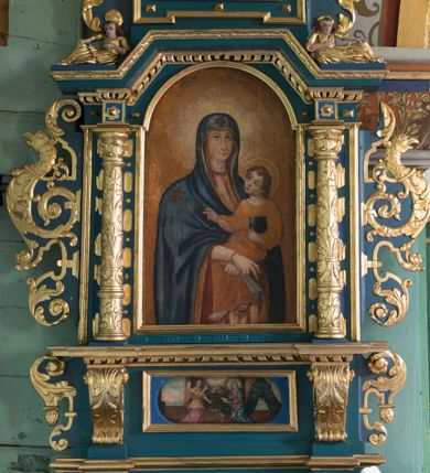 Zdjęcie nr 1: Ołtarz architektoniczny, jednokondygnacyjny, jednoosiowy ze zwieńczeniem. Ołtarz prostopadłościenny, o przednich narożach ujętych pilastrami hermowymi, z drewniana mensą. Antepedium w formie prostokątnej płyciny z płaskorzeźbionym medalionem z monogramem maryjnym okolonym drobnymi promieniami i ujętym liśćmi i kwiatami narcyza. Retabulum osadzone na niewysokim cokole, lekko zryzalitowanym po bokach. Wyżej predella ujęta parą konsoli wolutowych wspierających wyłamujący się ponad nimi gzyms. Cokół wraz z predellą flankowany parą uszaków w formie spływów wolutowych. Część środkowa ujęta parą kolumn o trzonach zdobionych motywem kandelabru, wspierających fryz wyłamujący się ponad nimi oraz gzyms przybierające postać trójboczną. Zwieńczenie w kształcie kwadratu zamkniętego odcinkiem gzymsu o lekko zryzalitowanych bokach. Predellę, część środkową i zwieńczenie ujmują pary ujmują pary uszaków o fantazyjnych wykrojach, zdobione ornamentem okuciowym i wicią roślinną. Uszaki zwieńczenia dodatkowo zdobione parą główek anielskich i medalionów ze św. Józefem po prawej stronie i św. Zofią po lewej. Na bokach gzymsu para figur siedzących aniołów. Szczyt w postaci ujętego parą wolut i zwieńczonego krzyżem kartusza z okrągłym  medalionem z monogramem maryjnym. w predelli obraz w kształcie leżącego prostokąta ze sceną Zwiastowania. Pole środkowe retabulum, ujęte motywami kaboszonów, ma kształt stojącego prostokąta zamkniętego półkolistym łukiem nadwieszonym, w środku obraz Madonny z Dzieciątkiem. W zwieńczeniu obraz w kształcie stojącego prostokąta, ujęty szeroką ramą z uszakami w narożach, zdobioną ornamentem. W środku wizerunek Matki Boskiej Różańcowej ze św. Dominikiem. Struktura polichromowana w odcieniach koloru niebieskiego, detal architektoniczny i ornamentyka złocone i srebrzone.      