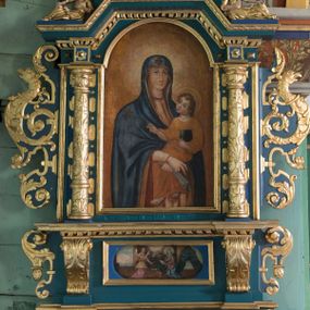 Zdjęcie nr 1: Ołtarz architektoniczny, jednokondygnacyjny, jednoosiowy ze zwieńczeniem. Ołtarz prostopadłościenny, o przednich narożach ujętych pilastrami hermowymi, z drewniana mensą. Antepedium w formie prostokątnej płyciny z płaskorzeźbionym medalionem z monogramem maryjnym okolonym drobnymi promieniami i ujętym liśćmi i kwiatami narcyza. Retabulum osadzone na niewysokim cokole, lekko zryzalitowanym po bokach. Wyżej predella ujęta parą konsoli wolutowych wspierających wyłamujący się ponad nimi gzyms. Cokół wraz z predellą flankowany parą uszaków w formie spływów wolutowych. Część środkowa ujęta parą kolumn o trzonach zdobionych motywem kandelabru, wspierających fryz wyłamujący się ponad nimi oraz gzyms przybierające postać trójboczną. Zwieńczenie w kształcie kwadratu zamkniętego odcinkiem gzymsu o lekko zryzalitowanych bokach. Predellę, część środkową i zwieńczenie ujmują pary ujmują pary uszaków o fantazyjnych wykrojach, zdobione ornamentem okuciowym i wicią roślinną. Uszaki zwieńczenia dodatkowo zdobione parą główek anielskich i medalionów ze św. Józefem po prawej stronie i św. Zofią po lewej. Na bokach gzymsu para figur siedzących aniołów. Szczyt w postaci ujętego parą wolut i zwieńczonego krzyżem kartusza z okrągłym  medalionem z monogramem maryjnym. w predelli obraz w kształcie leżącego prostokąta ze sceną Zwiastowania. Pole środkowe retabulum, ujęte motywami kaboszonów, ma kształt stojącego prostokąta zamkniętego półkolistym łukiem nadwieszonym, w środku obraz Madonny z Dzieciątkiem. W zwieńczeniu obraz w kształcie stojącego prostokąta, ujęty szeroką ramą z uszakami w narożach, zdobioną ornamentem. W środku wizerunek Matki Boskiej Różańcowej ze św. Dominikiem. Struktura polichromowana w odcieniach koloru niebieskiego, detal architektoniczny i ornamentyka złocone i srebrzone.      