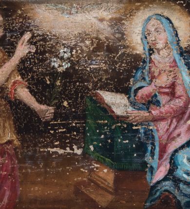 Zdjęcie nr 4: Ołtarz architektoniczny, jednokondygnacyjny, jednoosiowy ze zwieńczeniem. Ołtarz prostopadłościenny, o przednich narożach ujętych pilastrami hermowymi, z drewniana mensą. Antepedium w formie prostokątnej płyciny z płaskorzeźbionym medalionem z monogramem maryjnym okolonym drobnymi promieniami i ujętym liśćmi i kwiatami narcyza. Retabulum osadzone na niewysokim cokole, lekko zryzalitowanym po bokach. Wyżej predella ujęta parą konsoli wolutowych wspierających wyłamujący się ponad nimi gzyms. Cokół wraz z predellą flankowany parą uszaków w formie spływów wolutowych. Część środkowa ujęta parą kolumn o trzonach zdobionych motywem kandelabru, wspierających fryz wyłamujący się ponad nimi oraz gzyms przybierające postać trójboczną. Zwieńczenie w kształcie kwadratu zamkniętego odcinkiem gzymsu o lekko zryzalitowanych bokach. Predellę, część środkową i zwieńczenie ujmują pary ujmują pary uszaków o fantazyjnych wykrojach, zdobione ornamentem okuciowym i wicią roślinną. Uszaki zwieńczenia dodatkowo zdobione parą główek anielskich i medalionów ze św. Józefem po prawej stronie i św. Zofią po lewej. Na bokach gzymsu para figur siedzących aniołów. Szczyt w postaci ujętego parą wolut i zwieńczonego krzyżem kartusza z okrągłym  medalionem z monogramem maryjnym. w predelli obraz w kształcie leżącego prostokąta ze sceną Zwiastowania. Pole środkowe retabulum, ujęte motywami kaboszonów, ma kształt stojącego prostokąta zamkniętego półkolistym łukiem nadwieszonym, w środku obraz Madonny z Dzieciątkiem. W zwieńczeniu obraz w kształcie stojącego prostokąta, ujęty szeroką ramą z uszakami w narożach, zdobioną ornamentem. W środku wizerunek Matki Boskiej Różańcowej ze św. Dominikiem. Struktura polichromowana w odcieniach koloru niebieskiego, detal architektoniczny i ornamentyka złocone i srebrzone.      