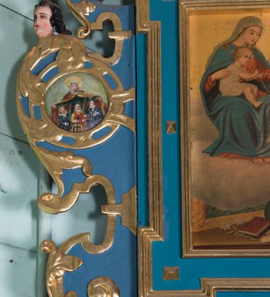 Zdjęcie nr 10: Ołtarz architektoniczny, jednokondygnacyjny, jednoosiowy ze zwieńczeniem. Ołtarz prostopadłościenny, o przednich narożach ujętych pilastrami hermowymi, z drewniana mensą. Antepedium w formie prostokątnej płyciny z płaskorzeźbionym medalionem z monogramem maryjnym okolonym drobnymi promieniami i ujętym liśćmi i kwiatami narcyza. Retabulum osadzone na niewysokim cokole, lekko zryzalitowanym po bokach. Wyżej predella ujęta parą konsoli wolutowych wspierających wyłamujący się ponad nimi gzyms. Cokół wraz z predellą flankowany parą uszaków w formie spływów wolutowych. Część środkowa ujęta parą kolumn o trzonach zdobionych motywem kandelabru, wspierających fryz wyłamujący się ponad nimi oraz gzyms przybierające postać trójboczną. Zwieńczenie w kształcie kwadratu zamkniętego odcinkiem gzymsu o lekko zryzalitowanych bokach. Predellę, część środkową i zwieńczenie ujmują pary ujmują pary uszaków o fantazyjnych wykrojach, zdobione ornamentem okuciowym i wicią roślinną. Uszaki zwieńczenia dodatkowo zdobione parą główek anielskich i medalionów ze św. Józefem po prawej stronie i św. Zofią po lewej. Na bokach gzymsu para figur siedzących aniołów. Szczyt w postaci ujętego parą wolut i zwieńczonego krzyżem kartusza z okrągłym  medalionem z monogramem maryjnym. w predelli obraz w kształcie leżącego prostokąta ze sceną Zwiastowania. Pole środkowe retabulum, ujęte motywami kaboszonów, ma kształt stojącego prostokąta zamkniętego półkolistym łukiem nadwieszonym, w środku obraz Madonny z Dzieciątkiem. W zwieńczeniu obraz w kształcie stojącego prostokąta, ujęty szeroką ramą z uszakami w narożach, zdobioną ornamentem. W środku wizerunek Matki Boskiej Różańcowej ze św. Dominikiem. Struktura polichromowana w odcieniach koloru niebieskiego, detal architektoniczny i ornamentyka złocone i srebrzone.      