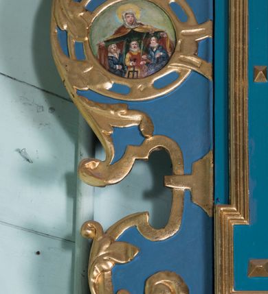 Zdjęcie nr 11: Ołtarz architektoniczny, jednokondygnacyjny, jednoosiowy ze zwieńczeniem. Ołtarz prostopadłościenny, o przednich narożach ujętych pilastrami hermowymi, z drewniana mensą. Antepedium w formie prostokątnej płyciny z płaskorzeźbionym medalionem z monogramem maryjnym okolonym drobnymi promieniami i ujętym liśćmi i kwiatami narcyza. Retabulum osadzone na niewysokim cokole, lekko zryzalitowanym po bokach. Wyżej predella ujęta parą konsoli wolutowych wspierających wyłamujący się ponad nimi gzyms. Cokół wraz z predellą flankowany parą uszaków w formie spływów wolutowych. Część środkowa ujęta parą kolumn o trzonach zdobionych motywem kandelabru, wspierających fryz wyłamujący się ponad nimi oraz gzyms przybierające postać trójboczną. Zwieńczenie w kształcie kwadratu zamkniętego odcinkiem gzymsu o lekko zryzalitowanych bokach. Predellę, część środkową i zwieńczenie ujmują pary ujmują pary uszaków o fantazyjnych wykrojach, zdobione ornamentem okuciowym i wicią roślinną. Uszaki zwieńczenia dodatkowo zdobione parą główek anielskich i medalionów ze św. Józefem po prawej stronie i św. Zofią po lewej. Na bokach gzymsu para figur siedzących aniołów. Szczyt w postaci ujętego parą wolut i zwieńczonego krzyżem kartusza z okrągłym  medalionem z monogramem maryjnym. w predelli obraz w kształcie leżącego prostokąta ze sceną Zwiastowania. Pole środkowe retabulum, ujęte motywami kaboszonów, ma kształt stojącego prostokąta zamkniętego półkolistym łukiem nadwieszonym, w środku obraz Madonny z Dzieciątkiem. W zwieńczeniu obraz w kształcie stojącego prostokąta, ujęty szeroką ramą z uszakami w narożach, zdobioną ornamentem. W środku wizerunek Matki Boskiej Różańcowej ze św. Dominikiem. Struktura polichromowana w odcieniach koloru niebieskiego, detal architektoniczny i ornamentyka złocone i srebrzone.      