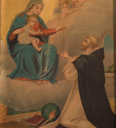 Zdjęcie nr 7: Ołtarz architektoniczny, jednokondygnacyjny, jednoosiowy ze zwieńczeniem. Ołtarz prostopadłościenny, o przednich narożach ujętych pilastrami hermowymi, z drewniana mensą. Antepedium w formie prostokątnej płyciny z płaskorzeźbionym medalionem z monogramem maryjnym okolonym drobnymi promieniami i ujętym liśćmi i kwiatami narcyza. Retabulum osadzone na niewysokim cokole, lekko zryzalitowanym po bokach. Wyżej predella ujęta parą konsoli wolutowych wspierających wyłamujący się ponad nimi gzyms. Cokół wraz z predellą flankowany parą uszaków w formie spływów wolutowych. Część środkowa ujęta parą kolumn o trzonach zdobionych motywem kandelabru, wspierających fryz wyłamujący się ponad nimi oraz gzyms przybierające postać trójboczną. Zwieńczenie w kształcie kwadratu zamkniętego odcinkiem gzymsu o lekko zryzalitowanych bokach. Predellę, część środkową i zwieńczenie ujmują pary ujmują pary uszaków o fantazyjnych wykrojach, zdobione ornamentem okuciowym i wicią roślinną. Uszaki zwieńczenia dodatkowo zdobione parą główek anielskich i medalionów ze św. Józefem po prawej stronie i św. Zofią po lewej. Na bokach gzymsu para figur siedzących aniołów. Szczyt w postaci ujętego parą wolut i zwieńczonego krzyżem kartusza z okrągłym  medalionem z monogramem maryjnym. w predelli obraz w kształcie leżącego prostokąta ze sceną Zwiastowania. Pole środkowe retabulum, ujęte motywami kaboszonów, ma kształt stojącego prostokąta zamkniętego półkolistym łukiem nadwieszonym, w środku obraz Madonny z Dzieciątkiem. W zwieńczeniu obraz w kształcie stojącego prostokąta, ujęty szeroką ramą z uszakami w narożach, zdobioną ornamentem. W środku wizerunek Matki Boskiej Różańcowej ze św. Dominikiem. Struktura polichromowana w odcieniach koloru niebieskiego, detal architektoniczny i ornamentyka złocone i srebrzone.      