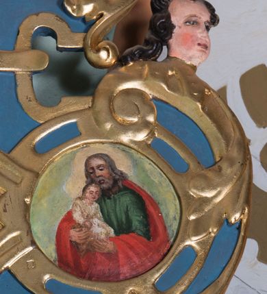 Zdjęcie nr 6: Ołtarz architektoniczny, jednokondygnacyjny, jednoosiowy ze zwieńczeniem. Ołtarz prostopadłościenny, o przednich narożach ujętych pilastrami hermowymi, z drewniana mensą. Antepedium w formie prostokątnej płyciny z płaskorzeźbionym medalionem z monogramem maryjnym okolonym drobnymi promieniami i ujętym liśćmi i kwiatami narcyza. Retabulum osadzone na niewysokim cokole, lekko zryzalitowanym po bokach. Wyżej predella ujęta parą konsoli wolutowych wspierających wyłamujący się ponad nimi gzyms. Cokół wraz z predellą flankowany parą uszaków w formie spływów wolutowych. Część środkowa ujęta parą kolumn o trzonach zdobionych motywem kandelabru, wspierających fryz wyłamujący się ponad nimi oraz gzyms przybierające postać trójboczną. Zwieńczenie w kształcie kwadratu zamkniętego odcinkiem gzymsu o lekko zryzalitowanych bokach. Predellę, część środkową i zwieńczenie ujmują pary ujmują pary uszaków o fantazyjnych wykrojach, zdobione ornamentem okuciowym i wicią roślinną. Uszaki zwieńczenia dodatkowo zdobione parą główek anielskich i medalionów ze św. Józefem po prawej stronie i św. Zofią po lewej. Na bokach gzymsu para figur siedzących aniołów. Szczyt w postaci ujętego parą wolut i zwieńczonego krzyżem kartusza z okrągłym  medalionem z monogramem maryjnym. w predelli obraz w kształcie leżącego prostokąta ze sceną Zwiastowania. Pole środkowe retabulum, ujęte motywami kaboszonów, ma kształt stojącego prostokąta zamkniętego półkolistym łukiem nadwieszonym, w środku obraz Madonny z Dzieciątkiem. W zwieńczeniu obraz w kształcie stojącego prostokąta, ujęty szeroką ramą z uszakami w narożach, zdobioną ornamentem. W środku wizerunek Matki Boskiej Różańcowej ze św. Dominikiem. Struktura polichromowana w odcieniach koloru niebieskiego, detal architektoniczny i ornamentyka złocone i srebrzone.      