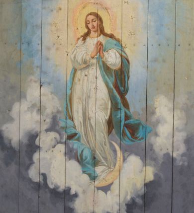 Zdjęcie nr 1: Na jasnoniebieskim tle malowanym w motyw złotych gwiazd wydzielone pole ujęte malowaną ramą w kształcie stojącego prostokąta o bokach wygiętych w łuk wyniesiony. W centrum kompozycji, na tle obłoków przedstawienie Matki Boskiej Niepokalanie Poczętej stojącej na półksiężycu. Maria przedstawiona jako młoda kobieta o jasnych, długich włosach ukazana frontalnie z głową pochyloną lekko w dół i dłońmi złożonymi w geście modlitwy. Postać ubrana jest w obszerną, białą suknię z długimi rękawami i jasnoniebieski płaszcz luźno udrapowany wokół lewego ramienia Marii. Wokół głowy Matki Boskiej znajduje się świetlisty nimb. Kolorystyka malowidła jasna, pastelowa z dominacją różnych odcieni błękitu.


