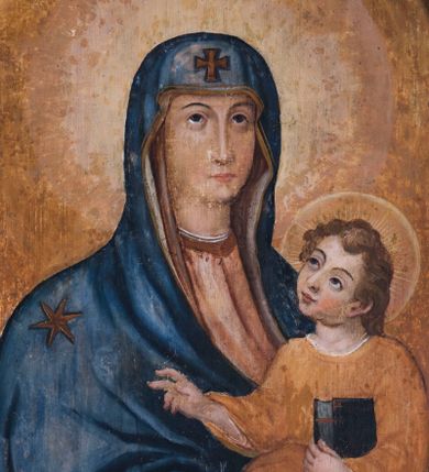 Zdjęcie nr 1: Obraz w kształcie stojącego prostokąta zamknięty półkolistym łukiem nadwieszonym z wizerunkiem Matki Boskiej z Dzieciątkiem. Ukazana w półpostaci Maria jest zwrócona lekko w lewą stronę. Owalną twarz charakteryzują delikatne rysy z cienkimi łukami ciemnych brwi, wzniesionym do góry wzroku, długim, prostym nosem, drobnymi ustami i delikatnie podkreślonym podbródku. Maria ma na sobie jasnoczerwoną suknię oraz ciemnoniebieski płaszcz osłaniający głowę i ramiona, o prawej pole podwiniętej pod lewą rękę, obszyty wąską, złoconą lamówką, z motywem krzyża nad czołem Marii i gwiazdą na jej prawym ramieniu. Na uniesionych na wysokości talii, skrzyżowanych w nadgarstkach rękach trzyma Dzieciątko; prawa dłoń o wyprostowanym palcu wskazującym i środkowym, w lewej trzyma białą chustę. Jezus zwrócony jest w trzech czwartych w prawo. Przechyloną w bok głowę charakteryzuje zaokrąglona twarz o pełnych rysach, z wyraźnymi łukami ciemnych brwi, dużymi skierowanymi na Marię oczami, długim nosem, kształtnymi ustami i wyraźnie zaznaczonym podbródku. Kręcone, zaczesany do tyłu włosy odsłaniają ucho. Jezus ma na sobie długą, ciemnopomarańczową suknię, a na stopach sandały. Lewą ręką podtrzymuje zamkniętą księgę w czarnej oprawie, prawą unosi w geście błogosławieństwa. Głowy postaci okalają nimby.   Tło jest w odcieniach ciemnego pomarańczu i ochry. 