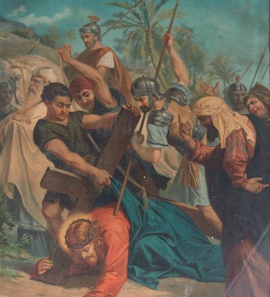 Zdjęcie nr 7: Podobrazia cyklu obrazów stacji drogi krzyżowej mają kształt stojących prostokątów. Charakteryzują je wielopostaciowe, zdynamizowane, wielofiguralne kompozycje najczęściej osadzone na tle pejzażu lub architektury. Malowidła cechuje stosunkowo plastyczny modelunek postaci – fizjonomii, muskulatury, draperii. Kolorystyka obrazów jest żywa, nasycona i jednocześnie wyważona, o szerokiej gamie barw. Obrazy ujmują drewniane, profilowane, polichromowane w odcieniu brązu i czerni ramy z wklęsło-wypukłym w formie podwieszeniem i zwieńczeniem z motywem krzyża o trójlistnie zakończonych ramionach. W górnej partii ram znajdują się numery stacji, a w dolnej ich nazwy w formie napisów wykonanych czarną farbą.  