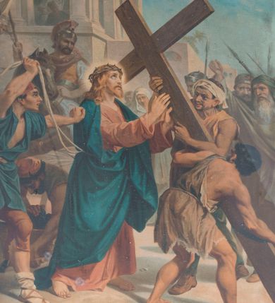 Zdjęcie nr 2: Podobrazia cyklu obrazów stacji drogi krzyżowej mają kształt stojących prostokątów. Charakteryzują je wielopostaciowe, zdynamizowane, wielofiguralne kompozycje najczęściej osadzone na tle pejzażu lub architektury. Malowidła cechuje stosunkowo plastyczny modelunek postaci – fizjonomii, muskulatury, draperii. Kolorystyka obrazów jest żywa, nasycona i jednocześnie wyważona, o szerokiej gamie barw. Obrazy ujmują drewniane, profilowane, polichromowane w odcieniu brązu i czerni ramy z wklęsło-wypukłym w formie podwieszeniem i zwieńczeniem z motywem krzyża o trójlistnie zakończonych ramionach. W górnej partii ram znajdują się numery stacji, a w dolnej ich nazwy w formie napisów wykonanych czarną farbą.  