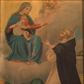 Zdjęcie nr 1: Obraz w kształcie stojącego prostokąta z wizerunkiem Matki Boskiej Różańcowej ze św. Dominikiem, ujęty szeroką ramą z uszakami na narożach, polichromowaną w kolorze niebieskim, o złoconych krawędziach i zdobioną złoconymi kaboszonami. Lewą stronę kompozycji zajmuje siedząca na obłokach, zwrócona lekko w lewo Maria nieznacznie pochylająca się do przodu. Owalną twarz charakteryzują delikatne rysy i półprzymknięte oczy. Spod osłaniającej głowę białej chusty widoczne są kosmyki długich, blond włosów opadających na ramiona. Maria ma na sobie czerwoną suknię i niebieski, spięty pod szyją płaszcz. Prawą ręką podtrzymuje siedzące na jej kolanach Dzieciątko, lewą ujmuje trzymany wraz z nim różaniec. Zwrócony profilem w lewo Jezus pochyla się do przodu. Zaokrągloną twarz charakteryzują delikatne rysy, włosy krótkie, jasne, kręcone. Ubrany jest w sięgającą kolan białą suknię z krótkimi rękawami. Ręce wyciąga przed siebie, prawą w geście błogosławieństwa, w lewej trzyma różaniec. Prawą stronę kompozycji zajmuje sylwetka klęczącego św. Dominika profilem zwróconego w prawo. Odchylając głowę, spogląda w kierunku Marii i Dzieciątka. Pociągłą twarz charakteryzują delikatne rysy z krótkim, jasnym blond zarostem, głowę okala krótka tonsura. Święty jest ubrany w habit dominikański i czarny płaszcz. Lewą rękę wspiera na piersiach, prawą ujmuje różaniec trzymany przez Marię i Dzieciątko. Głowę Jezusa ujmuje promienisty nimb krzyżowy, Marii i św. Dominika aureole. U jego stóp, po lewej stronie kompozycji leży zielona kula, płonąca pochodnia, zamknięta księga oraz biała lilia. Obłok przesłania widoczne w dolnej partii marmurowe antepedium ołtarza. W głębi, po prawej stronie obrazu widoczne jest wąskie, ostrołukowe okno otwierające się na pejzaż. U góry, zza obłoków wyłania się para aniołów trzymających w dłoniach drobne kwiaty.