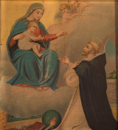 Zdjęcie nr 1: Obraz w kształcie stojącego prostokąta z wizerunkiem Matki Boskiej Różańcowej ze św. Dominikiem, ujęty szeroką ramą z uszakami na narożach, polichromowaną w kolorze niebieskim, o złoconych krawędziach i zdobioną złoconymi kaboszonami. Lewą stronę kompozycji zajmuje siedząca na obłokach, zwrócona lekko w lewo Maria nieznacznie pochylająca się do przodu. Owalną twarz charakteryzują delikatne rysy i półprzymknięte oczy. Spod osłaniającej głowę białej chusty widoczne są kosmyki długich, blond włosów opadających na ramiona. Maria ma na sobie czerwoną suknię i niebieski, spięty pod szyją płaszcz. Prawą ręką podtrzymuje siedzące na jej kolanach Dzieciątko, lewą ujmuje trzymany wraz z nim różaniec. Zwrócony profilem w lewo Jezus pochyla się do przodu. Zaokrągloną twarz charakteryzują delikatne rysy, włosy krótkie, jasne, kręcone. Ubrany jest w sięgającą kolan białą suknię z krótkimi rękawami. Ręce wyciąga przed siebie, prawą w geście błogosławieństwa, w lewej trzyma różaniec. Prawą stronę kompozycji zajmuje sylwetka klęczącego św. Dominika profilem zwróconego w prawo. Odchylając głowę, spogląda w kierunku Marii i Dzieciątka. Pociągłą twarz charakteryzują delikatne rysy z krótkim, jasnym blond zarostem, głowę okala krótka tonsura. Święty jest ubrany w habit dominikański i czarny płaszcz. Lewą rękę wspiera na piersiach, prawą ujmuje różaniec trzymany przez Marię i Dzieciątko. Głowę Jezusa ujmuje promienisty nimb krzyżowy, Marii i św. Dominika aureole. U jego stóp, po lewej stronie kompozycji leży zielona kula, płonąca pochodnia, zamknięta księga oraz biała lilia. Obłok przesłania widoczne w dolnej partii marmurowe antepedium ołtarza. W głębi, po prawej stronie obrazu widoczne jest wąskie, ostrołukowe okno otwierające się na pejzaż. U góry, zza obłoków wyłania się para aniołów trzymających w dłoniach drobne kwiaty.