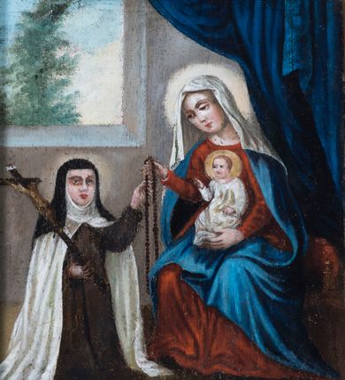 Zdjęcie nr 9: Ołtarz architektoniczny, jednokondygnacyjny, jednoosiowy ze zwieńczeniem. Ołtarz prostopadłościenny, o przednich narożach ujętych pilastrami hermowymi, z drewniana mensą. Antepedium w formie prostokątnej płyciny z płaskorzeźbionym motywem hostii okolonej drobnymi promieniami i ujętej liśćmi i pąkami mniszka lekarskiego.  Retabulum osadzone na niewysokim cokole, lekko zryzalitowanym po bokach. Wyżej predella ujęta parą konsoli wolutowych wspierających wyłamujący się ponad nimi gzyms. Cokół wraz z predellą flankowany parą uszaków w formie spływów wolutowych. Część środkowa ujęta parą kolumn o trzonach zdobionych motywem kandelabru, wspierających fryz wyłamujący się ponad nimi oraz gzyms przybierające postać trójboczną. Zwieńczenie w kształcie kwadratu zamkniętego odcinkiem gzymsu o lekko zryzalitowanych bokach. Predellę, część środkową i zwieńczenie ujmują pary ujmują pary uszaków o fantazyjnych wykrojach, zdobione ornamentem okuciowym i wicią roślinną. Uszaki zwieńczenia dodatkowo zdobione parą główek anielskich i medalionów ze św. Barbarą po prawej stronie i św. Katarzyną Aleksandryjską po lewej. Na bokach gzymsu para figur siedzących aniołów. Szczyt w postaci ujętego parą wolut i zwieńczonego krzyżem kartusza z okrągłym  medalionem z monogramem imienia Jezus. w predelli obraz w kształcie leżącego prostokąta ze sceną Nawiedzenie św. Elżbiety. Pole środkowe retabulum, ujęte motywami kaboszonów, ma kształt stojącego prostokąta zamkniętego półkolistym łukiem nadwieszonym, w środku obraz Najświętszego Serca Jezusa. W zwieńczeniu obraz w kształcie stojącego prostokąta, ujęty szeroką ramą z uszakami w narożach, zdobioną ornamentem. W środku wizerunek Matki Boskiej Różańcowej ze św. Teresą z Avila. Struktura polichromowana w odcieniach brązu, detal architektoniczny i ornamentyka złocone i srebrzone.      