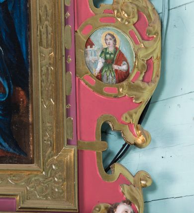 Zdjęcie nr 8: Ołtarz architektoniczny, jednokondygnacyjny, jednoosiowy ze zwieńczeniem. Ołtarz prostopadłościenny, o przednich narożach ujętych pilastrami hermowymi, z drewniana mensą. Antepedium w formie prostokątnej płyciny z płaskorzeźbionym motywem hostii okolonej drobnymi promieniami i ujętej liśćmi i pąkami mniszka lekarskiego.  Retabulum osadzone na niewysokim cokole, lekko zryzalitowanym po bokach. Wyżej predella ujęta parą konsoli wolutowych wspierających wyłamujący się ponad nimi gzyms. Cokół wraz z predellą flankowany parą uszaków w formie spływów wolutowych. Część środkowa ujęta parą kolumn o trzonach zdobionych motywem kandelabru, wspierających fryz wyłamujący się ponad nimi oraz gzyms przybierające postać trójboczną. Zwieńczenie w kształcie kwadratu zamkniętego odcinkiem gzymsu o lekko zryzalitowanych bokach. Predellę, część środkową i zwieńczenie ujmują pary ujmują pary uszaków o fantazyjnych wykrojach, zdobione ornamentem okuciowym i wicią roślinną. Uszaki zwieńczenia dodatkowo zdobione parą główek anielskich i medalionów ze św. Barbarą po prawej stronie i św. Katarzyną Aleksandryjską po lewej. Na bokach gzymsu para figur siedzących aniołów. Szczyt w postaci ujętego parą wolut i zwieńczonego krzyżem kartusza z okrągłym  medalionem z monogramem imienia Jezus. w predelli obraz w kształcie leżącego prostokąta ze sceną Nawiedzenie św. Elżbiety. Pole środkowe retabulum, ujęte motywami kaboszonów, ma kształt stojącego prostokąta zamkniętego półkolistym łukiem nadwieszonym, w środku obraz Najświętszego Serca Jezusa. W zwieńczeniu obraz w kształcie stojącego prostokąta, ujęty szeroką ramą z uszakami w narożach, zdobioną ornamentem. W środku wizerunek Matki Boskiej Różańcowej ze św. Teresą z Avila. Struktura polichromowana w odcieniach brązu, detal architektoniczny i ornamentyka złocone i srebrzone.      