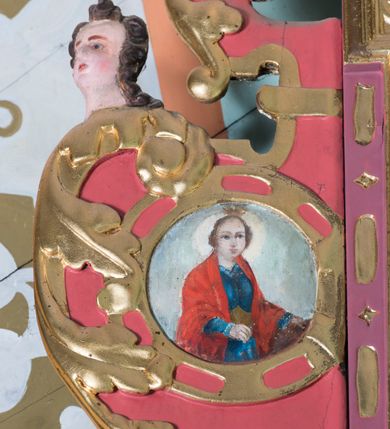 Zdjęcie nr 7: Ołtarz architektoniczny, jednokondygnacyjny, jednoosiowy ze zwieńczeniem. Ołtarz prostopadłościenny, o przednich narożach ujętych pilastrami hermowymi, z drewniana mensą. Antepedium w formie prostokątnej płyciny z płaskorzeźbionym motywem hostii okolonej drobnymi promieniami i ujętej liśćmi i pąkami mniszka lekarskiego.  Retabulum osadzone na niewysokim cokole, lekko zryzalitowanym po bokach. Wyżej predella ujęta parą konsoli wolutowych wspierających wyłamujący się ponad nimi gzyms. Cokół wraz z predellą flankowany parą uszaków w formie spływów wolutowych. Część środkowa ujęta parą kolumn o trzonach zdobionych motywem kandelabru, wspierających fryz wyłamujący się ponad nimi oraz gzyms przybierające postać trójboczną. Zwieńczenie w kształcie kwadratu zamkniętego odcinkiem gzymsu o lekko zryzalitowanych bokach. Predellę, część środkową i zwieńczenie ujmują pary ujmują pary uszaków o fantazyjnych wykrojach, zdobione ornamentem okuciowym i wicią roślinną. Uszaki zwieńczenia dodatkowo zdobione parą główek anielskich i medalionów ze św. Barbarą po prawej stronie i św. Katarzyną Aleksandryjską po lewej. Na bokach gzymsu para figur siedzących aniołów. Szczyt w postaci ujętego parą wolut i zwieńczonego krzyżem kartusza z okrągłym  medalionem z monogramem imienia Jezus. w predelli obraz w kształcie leżącego prostokąta ze sceną Nawiedzenie św. Elżbiety. Pole środkowe retabulum, ujęte motywami kaboszonów, ma kształt stojącego prostokąta zamkniętego półkolistym łukiem nadwieszonym, w środku obraz Najświętszego Serca Jezusa. W zwieńczeniu obraz w kształcie stojącego prostokąta, ujęty szeroką ramą z uszakami w narożach, zdobioną ornamentem. W środku wizerunek Matki Boskiej Różańcowej ze św. Teresą z Avila. Struktura polichromowana w odcieniach brązu, detal architektoniczny i ornamentyka złocone i srebrzone.      