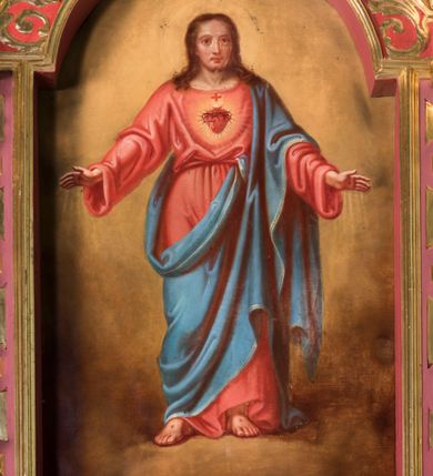 Zdjęcie nr 3: Ołtarz architektoniczny, jednokondygnacyjny, jednoosiowy ze zwieńczeniem. Ołtarz prostopadłościenny, o przednich narożach ujętych pilastrami hermowymi, z drewniana mensą. Antepedium w formie prostokątnej płyciny z płaskorzeźbionym motywem hostii okolonej drobnymi promieniami i ujętej liśćmi i pąkami mniszka lekarskiego.  Retabulum osadzone na niewysokim cokole, lekko zryzalitowanym po bokach. Wyżej predella ujęta parą konsoli wolutowych wspierających wyłamujący się ponad nimi gzyms. Cokół wraz z predellą flankowany parą uszaków w formie spływów wolutowych. Część środkowa ujęta parą kolumn o trzonach zdobionych motywem kandelabru, wspierających fryz wyłamujący się ponad nimi oraz gzyms przybierające postać trójboczną. Zwieńczenie w kształcie kwadratu zamkniętego odcinkiem gzymsu o lekko zryzalitowanych bokach. Predellę, część środkową i zwieńczenie ujmują pary ujmują pary uszaków o fantazyjnych wykrojach, zdobione ornamentem okuciowym i wicią roślinną. Uszaki zwieńczenia dodatkowo zdobione parą główek anielskich i medalionów ze św. Barbarą po prawej stronie i św. Katarzyną Aleksandryjską po lewej. Na bokach gzymsu para figur siedzących aniołów. Szczyt w postaci ujętego parą wolut i zwieńczonego krzyżem kartusza z okrągłym  medalionem z monogramem imienia Jezus. w predelli obraz w kształcie leżącego prostokąta ze sceną Nawiedzenie św. Elżbiety. Pole środkowe retabulum, ujęte motywami kaboszonów, ma kształt stojącego prostokąta zamkniętego półkolistym łukiem nadwieszonym, w środku obraz Najświętszego Serca Jezusa. W zwieńczeniu obraz w kształcie stojącego prostokąta, ujęty szeroką ramą z uszakami w narożach, zdobioną ornamentem. W środku wizerunek Matki Boskiej Różańcowej ze św. Teresą z Avila. Struktura polichromowana w odcieniach brązu, detal architektoniczny i ornamentyka złocone i srebrzone.      