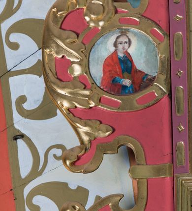 Zdjęcie nr 5: Ołtarz architektoniczny, jednokondygnacyjny, jednoosiowy ze zwieńczeniem. Ołtarz prostopadłościenny, o przednich narożach ujętych pilastrami hermowymi, z drewniana mensą. Antepedium w formie prostokątnej płyciny z płaskorzeźbionym motywem hostii okolonej drobnymi promieniami i ujętej liśćmi i pąkami mniszka lekarskiego.  Retabulum osadzone na niewysokim cokole, lekko zryzalitowanym po bokach. Wyżej predella ujęta parą konsoli wolutowych wspierających wyłamujący się ponad nimi gzyms. Cokół wraz z predellą flankowany parą uszaków w formie spływów wolutowych. Część środkowa ujęta parą kolumn o trzonach zdobionych motywem kandelabru, wspierających fryz wyłamujący się ponad nimi oraz gzyms przybierające postać trójboczną. Zwieńczenie w kształcie kwadratu zamkniętego odcinkiem gzymsu o lekko zryzalitowanych bokach. Predellę, część środkową i zwieńczenie ujmują pary ujmują pary uszaków o fantazyjnych wykrojach, zdobione ornamentem okuciowym i wicią roślinną. Uszaki zwieńczenia dodatkowo zdobione parą główek anielskich i medalionów ze św. Barbarą po prawej stronie i św. Katarzyną Aleksandryjską po lewej. Na bokach gzymsu para figur siedzących aniołów. Szczyt w postaci ujętego parą wolut i zwieńczonego krzyżem kartusza z okrągłym  medalionem z monogramem imienia Jezus. w predelli obraz w kształcie leżącego prostokąta ze sceną Nawiedzenie św. Elżbiety. Pole środkowe retabulum, ujęte motywami kaboszonów, ma kształt stojącego prostokąta zamkniętego półkolistym łukiem nadwieszonym, w środku obraz Najświętszego Serca Jezusa. W zwieńczeniu obraz w kształcie stojącego prostokąta, ujęty szeroką ramą z uszakami w narożach, zdobioną ornamentem. W środku wizerunek Matki Boskiej Różańcowej ze św. Teresą z Avila. Struktura polichromowana w odcieniach brązu, detal architektoniczny i ornamentyka złocone i srebrzone.      