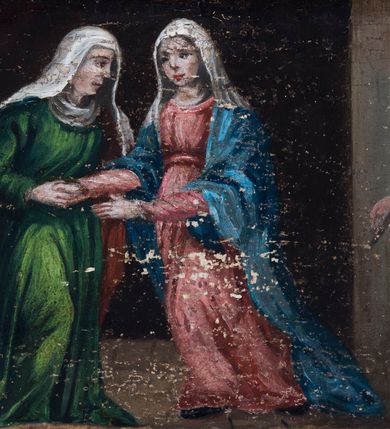 Zdjęcie nr 10: Ołtarz architektoniczny, jednokondygnacyjny, jednoosiowy ze zwieńczeniem. Ołtarz prostopadłościenny, o przednich narożach ujętych pilastrami hermowymi, z drewniana mensą. Antepedium w formie prostokątnej płyciny z płaskorzeźbionym motywem hostii okolonej drobnymi promieniami i ujętej liśćmi i pąkami mniszka lekarskiego.  Retabulum osadzone na niewysokim cokole, lekko zryzalitowanym po bokach. Wyżej predella ujęta parą konsoli wolutowych wspierających wyłamujący się ponad nimi gzyms. Cokół wraz z predellą flankowany parą uszaków w formie spływów wolutowych. Część środkowa ujęta parą kolumn o trzonach zdobionych motywem kandelabru, wspierających fryz wyłamujący się ponad nimi oraz gzyms przybierające postać trójboczną. Zwieńczenie w kształcie kwadratu zamkniętego odcinkiem gzymsu o lekko zryzalitowanych bokach. Predellę, część środkową i zwieńczenie ujmują pary ujmują pary uszaków o fantazyjnych wykrojach, zdobione ornamentem okuciowym i wicią roślinną. Uszaki zwieńczenia dodatkowo zdobione parą główek anielskich i medalionów ze św. Barbarą po prawej stronie i św. Katarzyną Aleksandryjską po lewej. Na bokach gzymsu para figur siedzących aniołów. Szczyt w postaci ujętego parą wolut i zwieńczonego krzyżem kartusza z okrągłym  medalionem z monogramem imienia Jezus. w predelli obraz w kształcie leżącego prostokąta ze sceną Nawiedzenie św. Elżbiety. Pole środkowe retabulum, ujęte motywami kaboszonów, ma kształt stojącego prostokąta zamkniętego półkolistym łukiem nadwieszonym, w środku obraz Najświętszego Serca Jezusa. W zwieńczeniu obraz w kształcie stojącego prostokąta, ujęty szeroką ramą z uszakami w narożach, zdobioną ornamentem. W środku wizerunek Matki Boskiej Różańcowej ze św. Teresą z Avila. Struktura polichromowana w odcieniach brązu, detal architektoniczny i ornamentyka złocone i srebrzone.      