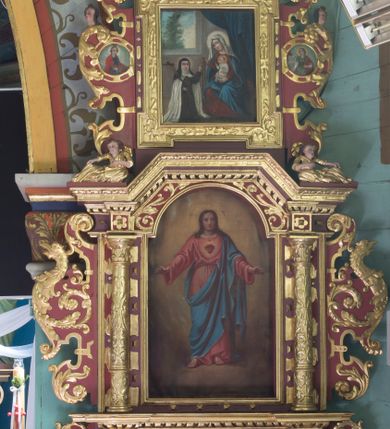 Zdjęcie nr 1: Ołtarz architektoniczny, jednokondygnacyjny, jednoosiowy ze zwieńczeniem. Ołtarz prostopadłościenny, o przednich narożach ujętych pilastrami hermowymi, z drewniana mensą. Antepedium w formie prostokątnej płyciny z płaskorzeźbionym motywem hostii okolonej drobnymi promieniami i ujętej liśćmi i pąkami mniszka lekarskiego.  Retabulum osadzone na niewysokim cokole, lekko zryzalitowanym po bokach. Wyżej predella ujęta parą konsoli wolutowych wspierających wyłamujący się ponad nimi gzyms. Cokół wraz z predellą flankowany parą uszaków w formie spływów wolutowych. Część środkowa ujęta parą kolumn o trzonach zdobionych motywem kandelabru, wspierających fryz wyłamujący się ponad nimi oraz gzyms przybierające postać trójboczną. Zwieńczenie w kształcie kwadratu zamkniętego odcinkiem gzymsu o lekko zryzalitowanych bokach. Predellę, część środkową i zwieńczenie ujmują pary ujmują pary uszaków o fantazyjnych wykrojach, zdobione ornamentem okuciowym i wicią roślinną. Uszaki zwieńczenia dodatkowo zdobione parą główek anielskich i medalionów ze św. Barbarą po prawej stronie i św. Katarzyną Aleksandryjską po lewej. Na bokach gzymsu para figur siedzących aniołów. Szczyt w postaci ujętego parą wolut i zwieńczonego krzyżem kartusza z okrągłym  medalionem z monogramem imienia Jezus. w predelli obraz w kształcie leżącego prostokąta ze sceną Nawiedzenie św. Elżbiety. Pole środkowe retabulum, ujęte motywami kaboszonów, ma kształt stojącego prostokąta zamkniętego półkolistym łukiem nadwieszonym, w środku obraz Najświętszego Serca Jezusa. W zwieńczeniu obraz w kształcie stojącego prostokąta, ujęty szeroką ramą z uszakami w narożach, zdobioną ornamentem. W środku wizerunek Matki Boskiej Różańcowej ze św. Teresą z Avila. Struktura polichromowana w odcieniach brązu, detal architektoniczny i ornamentyka złocone i srebrzone.      