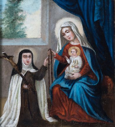 Zdjęcie nr 1: Obraz w kształcie stojącego prostokąta ujęty szeroką, złoconą ramą z uszakami, zdobioną ornamentem, z wizerunkiem Matki Boskiej Różańcowej ze św. Teresą z Avila. Ukazana po prawej stronie kompozycji tronująca Maria zwrócona jest w trzech czwartych w prawo. Pochyloną głowę charakteryzuje owalna twarz o wyrazistych rysach twarzy i dużych, lekko przymkniętych oczach. Maria ubrana jest w czerwoną suknię i niebieski płaszcz, głowę osłania biała chusta. W prawej, zgiętej w łokciu i wyciągniętej do przodu ręce ma ciemnobrązowy różaniec, lewą podtrzymuje siedzące na jej kolanach Dzieciątko. Zwrócony w trzech czwartych w prawo Jezus prawą rękę unosi w geście błogosławieństwa, lewą wspiera na nodze. Ma na sobie długą, białą suknię. Klęcząca po lewej stronie kompozycji św. Teresa zwrócona jest nieznacznie w lewo. Owalną twarz charakteryzują wyraziste rysy. Święta jest ubrana w habit karmelitański z białym płaszczem, spod czarnego welonu widać białą podwikę. W prawej ręce trzyma krucyfiks, lewą odbiera różaniec od Matki Boskiej. Głowy postaci okalają świetliste nimby. Scena rozgrywa się we wnętrzu z prostokątnym oknem, za którym wysokie drzewo. W prawym, górnym narożu obrazu ciemnoniebieska kotara.  