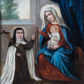 Zdjęcie nr 1: Obraz w kształcie stojącego prostokąta ujęty szeroką, złoconą ramą z uszakami, zdobioną ornamentem, z wizerunkiem Matki Boskiej Różańcowej ze św. Teresą z Avila. Ukazana po prawej stronie kompozycji tronująca Maria zwrócona jest w trzech czwartych w prawo. Pochyloną głowę charakteryzuje owalna twarz o wyrazistych rysach twarzy i dużych, lekko przymkniętych oczach. Maria ubrana jest w czerwoną suknię i niebieski płaszcz, głowę osłania biała chusta. W prawej, zgiętej w łokciu i wyciągniętej do przodu ręce ma ciemnobrązowy różaniec, lewą podtrzymuje siedzące na jej kolanach Dzieciątko. Zwrócony w trzech czwartych w prawo Jezus prawą rękę unosi w geście błogosławieństwa, lewą wspiera na nodze. Ma na sobie długą, białą suknię. Klęcząca po lewej stronie kompozycji św. Teresa zwrócona jest nieznacznie w lewo. Owalną twarz charakteryzują wyraziste rysy. Święta jest ubrana w habit karmelitański z białym płaszczem, spod czarnego welonu widać białą podwikę. W prawej ręce trzyma krucyfiks, lewą odbiera różaniec od Matki Boskiej. Głowy postaci okalają świetliste nimby. Scena rozgrywa się we wnętrzu z prostokątnym oknem, za którym wysokie drzewo. W prawym, górnym narożu obrazu ciemnoniebieska kotara.  