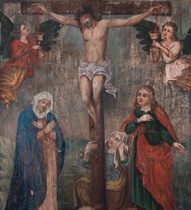 Zdjęcie nr 1: Obraz w kształcie stojącego prostokąta zamkniętego półkolistym łukiem nadwieszonym ujęty profilowaną, złoconą ramą, ze sceną Ukrzyżowania. Pośrodku kompozycji znajduje się krzyż z przybitym 3 gwoźdźmi Jezusem w typie Christo morte. Wspartą na prawym ramieniu głowę charakteryzuje pociągła twarz o delikatnych rysach, z długim, prostym nosem i krótkim, ciemnym zarostem. Długie włosy opadają na plecy i prawe ramię, głowę wieńczy korona cieniowa. Sylwetkę charakteryzuje łagodny modelunek i delikatnie zaznaczona muskulatura ciała. Ramiona są w łagodnym zwisie w kształcie litery „U”. Biodra przewiązane krótkim, białym perizonium z długim, rozwianym zwisem na lewym boku. Nogi lekko zgięte w kolanach, przybite 1 gwoździem, prawa na lewej. Czoło i szyja pokryte gęsto strugami krwi, rany w dłoniach i w prawym boku obficie broczące. Krzyż wieńczy titulus w formie białej tabliczki z napisem „I.N.R.I.”. Po prawej stronie krzyża stoi zwrócona w trzech czwartych w lewo Matka Boska ubrana w jasnoczerwoną suknię, niebieski płaszcz i białą, osłaniającą szyję chustę. Pochylona głowa lekko przechylona w bok, oczy zamknięte. Ręce skrzyżowane na piersiach. Po lewej stronie krzyża stoi św. Jan Ewangelista zwrócony w trzech czwartych w prawo, ze wzrokiem skierowanym na Marię. Ubrany jest w zieloną suknię i czerwony płaszcz. Prawa ręka wsparta na piersiach, lewa opuszczona wzdłuż ciała, lekko odsunięta w bok. U stóp krzyża, po lewej stronie przyklęka św. Maria Magdalena zwrócona w trzech czwartych w prawo. Ubrana jest w niebieską, przewiązaną w pasie suknię wierzchnią, spod której widać rękawy zielonej sukni spodniej, z bioder zsuwa się jasnobrązowy płaszcz, głowę osłania biała chusta. Święta prawą ręką ujmuje krzyż, lewą wspiera przechyloną w lewo głowę. Obok leży czaszka. Wyżej, po obydwu stronach krzyża unosi się para aniołów o ciemnych skrzydłach, trzymających w dłoniach złote kielichy, do których spływa krew z dłoni Jezusa. Anioł po prawej ma na sobie żółtą suknię i czerwona tunikę, po lewej jasnożółtą suknię i jasnoróżową tunikę. W tle widoczny jest pejzaż i ciemne zachmurzone niebo, które tuż nad krzyżem się rozjaśnia, na jego tle jest gołębica Ducha świętego.         