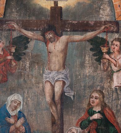 Zdjęcie nr 6: Obraz w kształcie stojącego prostokąta zamkniętego półkolistym łukiem nadwieszonym ujęty profilowaną, złoconą ramą, ze sceną Ukrzyżowania. Pośrodku kompozycji znajduje się krzyż z przybitym 3 gwoźdźmi Jezusem w typie Christo morte. Wspartą na prawym ramieniu głowę charakteryzuje pociągła twarz o delikatnych rysach, z długim, prostym nosem i krótkim, ciemnym zarostem. Długie włosy opadają na plecy i prawe ramię, głowę wieńczy korona cieniowa. Sylwetkę charakteryzuje łagodny modelunek i delikatnie zaznaczona muskulatura ciała. Ramiona są w łagodnym zwisie w kształcie litery „U”. Biodra przewiązane krótkim, białym perizonium z długim, rozwianym zwisem na lewym boku. Nogi lekko zgięte w kolanach, przybite 1 gwoździem, prawa na lewej. Czoło i szyja pokryte gęsto strugami krwi, rany w dłoniach i w prawym boku obficie broczące. Krzyż wieńczy titulus w formie białej tabliczki z napisem „I.N.R.I.”. Po prawej stronie krzyża stoi zwrócona w trzech czwartych w lewo Matka Boska ubrana w jasnoczerwoną suknię, niebieski płaszcz i białą, osłaniającą szyję chustę. Pochylona głowa lekko przechylona w bok, oczy zamknięte. Ręce skrzyżowane na piersiach. Po lewej stronie krzyża stoi św. Jan Ewangelista zwrócony w trzech czwartych w prawo, ze wzrokiem skierowanym na Marię. Ubrany jest w zieloną suknię i czerwony płaszcz. Prawa ręka wsparta na piersiach, lewa opuszczona wzdłuż ciała, lekko odsunięta w bok. U stóp krzyża, po lewej stronie przyklęka św. Maria Magdalena zwrócona w trzech czwartych w prawo. Ubrana jest w niebieską, przewiązaną w pasie suknię wierzchnią, spod której widać rękawy zielonej sukni spodniej, z bioder zsuwa się jasnobrązowy płaszcz, głowę osłania biała chusta. Święta prawą ręką ujmuje krzyż, lewą wspiera przechyloną w lewo głowę. Obok leży czaszka. Wyżej, po obydwu stronach krzyża unosi się para aniołów o ciemnych skrzydłach, trzymających w dłoniach złote kielichy, do których spływa krew z dłoni Jezusa. Anioł po prawej ma na sobie żółtą suknię i czerwona tunikę, po lewej jasnożółtą suknię i jasnoróżową tunikę. W tle widoczny jest pejzaż i ciemne zachmurzone niebo, które tuż nad krzyżem się rozjaśnia, na jego tle jest gołębica Ducha świętego.         