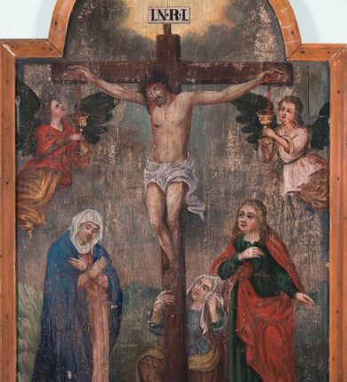Zdjęcie nr 2: Obraz w kształcie stojącego prostokąta zamkniętego półkolistym łukiem nadwieszonym ujęty profilowaną, złoconą ramą, ze sceną Ukrzyżowania. Pośrodku kompozycji znajduje się krzyż z przybitym 3 gwoźdźmi Jezusem w typie Christo morte. Wspartą na prawym ramieniu głowę charakteryzuje pociągła twarz o delikatnych rysach, z długim, prostym nosem i krótkim, ciemnym zarostem. Długie włosy opadają na plecy i prawe ramię, głowę wieńczy korona cieniowa. Sylwetkę charakteryzuje łagodny modelunek i delikatnie zaznaczona muskulatura ciała. Ramiona są w łagodnym zwisie w kształcie litery „U”. Biodra przewiązane krótkim, białym perizonium z długim, rozwianym zwisem na lewym boku. Nogi lekko zgięte w kolanach, przybite 1 gwoździem, prawa na lewej. Czoło i szyja pokryte gęsto strugami krwi, rany w dłoniach i w prawym boku obficie broczące. Krzyż wieńczy titulus w formie białej tabliczki z napisem „I.N.R.I.”. Po prawej stronie krzyża stoi zwrócona w trzech czwartych w lewo Matka Boska ubrana w jasnoczerwoną suknię, niebieski płaszcz i białą, osłaniającą szyję chustę. Pochylona głowa lekko przechylona w bok, oczy zamknięte. Ręce skrzyżowane na piersiach. Po lewej stronie krzyża stoi św. Jan Ewangelista zwrócony w trzech czwartych w prawo, ze wzrokiem skierowanym na Marię. Ubrany jest w zieloną suknię i czerwony płaszcz. Prawa ręka wsparta na piersiach, lewa opuszczona wzdłuż ciała, lekko odsunięta w bok. U stóp krzyża, po lewej stronie przyklęka św. Maria Magdalena zwrócona w trzech czwartych w prawo. Ubrana jest w niebieską, przewiązaną w pasie suknię wierzchnią, spod której widać rękawy zielonej sukni spodniej, z bioder zsuwa się jasnobrązowy płaszcz, głowę osłania biała chusta. Święta prawą ręką ujmuje krzyż, lewą wspiera przechyloną w lewo głowę. Obok leży czaszka. Wyżej, po obydwu stronach krzyża unosi się para aniołów o ciemnych skrzydłach, trzymających w dłoniach złote kielichy, do których spływa krew z dłoni Jezusa. Anioł po prawej ma na sobie żółtą suknię i czerwona tunikę, po lewej jasnożółtą suknię i jasnoróżową tunikę. W tle widoczny jest pejzaż i ciemne zachmurzone niebo, które tuż nad krzyżem się rozjaśnia, na jego tle jest gołębica Ducha świętego.         