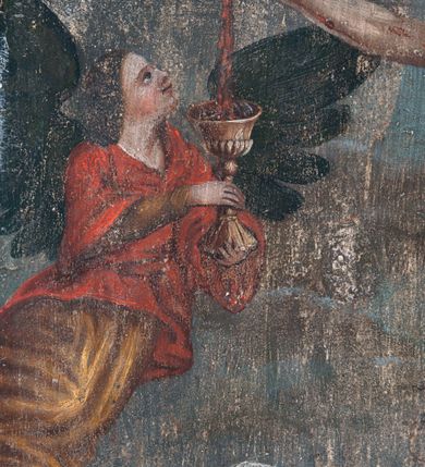 Zdjęcie nr 3: Obraz w kształcie stojącego prostokąta zamkniętego półkolistym łukiem nadwieszonym ujęty profilowaną, złoconą ramą, ze sceną Ukrzyżowania. Pośrodku kompozycji znajduje się krzyż z przybitym 3 gwoźdźmi Jezusem w typie Christo morte. Wspartą na prawym ramieniu głowę charakteryzuje pociągła twarz o delikatnych rysach, z długim, prostym nosem i krótkim, ciemnym zarostem. Długie włosy opadają na plecy i prawe ramię, głowę wieńczy korona cieniowa. Sylwetkę charakteryzuje łagodny modelunek i delikatnie zaznaczona muskulatura ciała. Ramiona są w łagodnym zwisie w kształcie litery „U”. Biodra przewiązane krótkim, białym perizonium z długim, rozwianym zwisem na lewym boku. Nogi lekko zgięte w kolanach, przybite 1 gwoździem, prawa na lewej. Czoło i szyja pokryte gęsto strugami krwi, rany w dłoniach i w prawym boku obficie broczące. Krzyż wieńczy titulus w formie białej tabliczki z napisem „I.N.R.I.”. Po prawej stronie krzyża stoi zwrócona w trzech czwartych w lewo Matka Boska ubrana w jasnoczerwoną suknię, niebieski płaszcz i białą, osłaniającą szyję chustę. Pochylona głowa lekko przechylona w bok, oczy zamknięte. Ręce skrzyżowane na piersiach. Po lewej stronie krzyża stoi św. Jan Ewangelista zwrócony w trzech czwartych w prawo, ze wzrokiem skierowanym na Marię. Ubrany jest w zieloną suknię i czerwony płaszcz. Prawa ręka wsparta na piersiach, lewa opuszczona wzdłuż ciała, lekko odsunięta w bok. U stóp krzyża, po lewej stronie przyklęka św. Maria Magdalena zwrócona w trzech czwartych w prawo. Ubrana jest w niebieską, przewiązaną w pasie suknię wierzchnią, spod której widać rękawy zielonej sukni spodniej, z bioder zsuwa się jasnobrązowy płaszcz, głowę osłania biała chusta. Święta prawą ręką ujmuje krzyż, lewą wspiera przechyloną w lewo głowę. Obok leży czaszka. Wyżej, po obydwu stronach krzyża unosi się para aniołów o ciemnych skrzydłach, trzymających w dłoniach złote kielichy, do których spływa krew z dłoni Jezusa. Anioł po prawej ma na sobie żółtą suknię i czerwona tunikę, po lewej jasnożółtą suknię i jasnoróżową tunikę. W tle widoczny jest pejzaż i ciemne zachmurzone niebo, które tuż nad krzyżem się rozjaśnia, na jego tle jest gołębica Ducha świętego.         