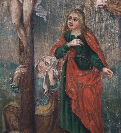 Zdjęcie nr 12: Obraz w kształcie stojącego prostokąta zamkniętego półkolistym łukiem nadwieszonym ujęty profilowaną, złoconą ramą, ze sceną Ukrzyżowania. Pośrodku kompozycji znajduje się krzyż z przybitym 3 gwoźdźmi Jezusem w typie Christo morte. Wspartą na prawym ramieniu głowę charakteryzuje pociągła twarz o delikatnych rysach, z długim, prostym nosem i krótkim, ciemnym zarostem. Długie włosy opadają na plecy i prawe ramię, głowę wieńczy korona cieniowa. Sylwetkę charakteryzuje łagodny modelunek i delikatnie zaznaczona muskulatura ciała. Ramiona są w łagodnym zwisie w kształcie litery „U”. Biodra przewiązane krótkim, białym perizonium z długim, rozwianym zwisem na lewym boku. Nogi lekko zgięte w kolanach, przybite 1 gwoździem, prawa na lewej. Czoło i szyja pokryte gęsto strugami krwi, rany w dłoniach i w prawym boku obficie broczące. Krzyż wieńczy titulus w formie białej tabliczki z napisem „I.N.R.I.”. Po prawej stronie krzyża stoi zwrócona w trzech czwartych w lewo Matka Boska ubrana w jasnoczerwoną suknię, niebieski płaszcz i białą, osłaniającą szyję chustę. Pochylona głowa lekko przechylona w bok, oczy zamknięte. Ręce skrzyżowane na piersiach. Po lewej stronie krzyża stoi św. Jan Ewangelista zwrócony w trzech czwartych w prawo, ze wzrokiem skierowanym na Marię. Ubrany jest w zieloną suknię i czerwony płaszcz. Prawa ręka wsparta na piersiach, lewa opuszczona wzdłuż ciała, lekko odsunięta w bok. U stóp krzyża, po lewej stronie przyklęka św. Maria Magdalena zwrócona w trzech czwartych w prawo. Ubrana jest w niebieską, przewiązaną w pasie suknię wierzchnią, spod której widać rękawy zielonej sukni spodniej, z bioder zsuwa się jasnobrązowy płaszcz, głowę osłania biała chusta. Święta prawą ręką ujmuje krzyż, lewą wspiera przechyloną w lewo głowę. Obok leży czaszka. Wyżej, po obydwu stronach krzyża unosi się para aniołów o ciemnych skrzydłach, trzymających w dłoniach złote kielichy, do których spływa krew z dłoni Jezusa. Anioł po prawej ma na sobie żółtą suknię i czerwona tunikę, po lewej jasnożółtą suknię i jasnoróżową tunikę. W tle widoczny jest pejzaż i ciemne zachmurzone niebo, które tuż nad krzyżem się rozjaśnia, na jego tle jest gołębica Ducha świętego.         