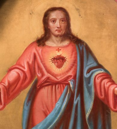 Zdjęcie nr 1: Obraz w kształcie stojącego prostokąta zamkniętego półkolistym łukiem nadwieszonym, z całopostaciowym wizerunkiem Najświętszego Serca Jezusa. Zwrócony na wprost Jezus stoi na obłokach w lekkim kontrapoście. Nieznacznie skierowaną w lewo głowę charakteryzuje owalna twarz o delikatnych rysach z dużymi, wpatrzonymi przed siebie oczami, długim nosem, kształtnymi ustami i krótkim zarostem. Długie, falowane włosy opadają na ramiona. Jezus ubrany jest w długą, czerwoną, przewiązaną w pasie czerwonym sznurem suknię i niebieski płaszcz przerzucony przez lewe ramię i przełożony przez sznur sukni oraz obszyty wąskim, złoconym galonem. Ręce są opuszczone w dół, lekko rozchylone na boki, na dłoniach i stopach widoczne ślady ran. Pośrodku klatki piersiowej gorejące serce ujęte promienistą glorią. Wokół głowy Jezusa ślad po aplikowanym nimbie. Tło w odcieniach ochry. 