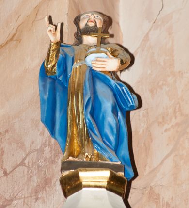 Zdjęcie nr 4: Ambona przyścienna, wisząca, z dostępem w postaci jednobiegowych schodów z pełną balustradą, dostawionych od północy. Kosz na planie ośmioboku, ustawiony na niskim, profilowanym cokole, z podwieszeniem w formie zbliżonej do spłaszczonego stożka, o wklęsło-wypukłych ściankach, zakończonego szyszką. Ścianki ambony wydzielone zwielokrotnionymi pilastrami toskańskimi, z płycinami w partii trzonów, podtrzymującymi przełamujący się nad nimi gzyms tworzący parapet. W polach płyciny w formie stojącego prostokąta zamkniętego łukiem półkolistym z figurami czterech ewangelistów ustawionych na wspornikach w postaci uskrzydlonych główek anielskich. Baldachim na planie ośmioboku, w formie zbliżonej do spłaszczonego stożka, o wklęsło-wypukłych ściankach, o krawędzi obwiedzionej lambrekinem, zakończonego postumentem z figurą Chrystusa w typie Salvator Mundi. Na podniebieniu gołębica Ducha Świętego w glorii promienistej. Struktura polichromowana w odcieniach beżu, z bladoróżowymi detalami i złoconymi profilami. Figury ewangelistów i Chrystusa ścięte z tyłu, ukazane frontalnie, w kontrapostach. Twarze mają pociągłe, o migdałowatych oczach, garbatych nosach i pełnych ustach, okolone są gęstymi, krótkimi brodami i falowanymi włosami opadającymi na ramiona. Postacie ubrane są w złocone tuniki przepasane w talii oraz płaszcze. Ewangeliści trzymają w rękach pióra i otwarte księgi, przy nogach znajdują się ich atrybuty. Chrystus w lewej ręce trzyma jabłko królewskie, prawą błogosławi. 