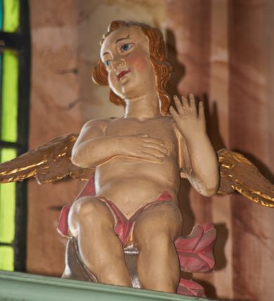 Zdjęcie nr 16: Nastawa ołtarzowa architektoniczna, jednoosiowa, dwukondygnacyjna na cokole z wyodrębnionymi dwoma prostopadłościanami. Ołtarz prostopadłościenny, zwężający się ku dołowi, mensa drewniana. Antepedium marmoryzowane z iluzjonistycznie malowanymi płycinami. Tabernakulum w formie drewnianej skrzynki, półkoliście wybrzuszone od frontu, zakończone profilowanym gzymsem. Drzwiczki o kształcie stojącego prostokąta zamknięte ostrołukiem z malowanym gorejącym sercem, flankowane płaskorzeźbioną winną latoroślą. Tabernakulum ujęte dwiema figurami klęczących na obłokach aniołów. Pierwsza kondygnacja flankowana dwiema parami pilastrów, zewnętrzna o kanelowanych trzonach. Przed wewnętrzną parą stoją dwie kolumny o kapitelach kompozytowych, przed zewnętrzną ustawione są figury św. Stefana i św. Władysława. Podpory dźwigają pełne belkowanie z silnie wysuniętym gzymsem, wyłamane pod kątem w partii kolumn, przerwane pośrodku. W polu centralnym nisza w formie stojącego prostokąta o ściętych górnych narożach ujęta profilowaną ramą, z grupą rzeźbiarską Matki Boskiej z Lourdes i Bernadetą Soubirous. W górnej partii nisza dekorowana zwisami owocowo-kwiatowymi. Pierwsza kondygnacja ujęta uszami utworzonymi z akantu i karbowanej wstęgi. Druga kondygnacja flankowana parą kolumn oraz parą figur św. Marka i św. Mateusza na cokołach. Podpory dźwigają pełne belkowanie z silnie wysuniętym gzymsem, wyłamane na ich osi, przerwane nad polem środkowym. Na belkowaniu dwie figurki aniołków, pośrodku na wsporniku figura Chrystusa w glorii, pośród obłoków. W polu obraz Chrystusa Dobrego Pasterza w formie leżącego prostokąta o ściętych narożach, w ramie. Druga kondygnacja ujęta uszami utworzonymi z akantu. Struktura polichromowana w kolorze jasnozielonym, kolumny, ornamentyka i profile złocone, detal srebrzony. 

