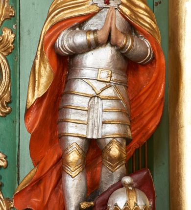 Zdjęcie nr 10: Nastawa ołtarzowa architektoniczna, jednoosiowa, dwukondygnacyjna na cokole z wyodrębnionymi dwoma prostopadłościanami. Ołtarz prostopadłościenny, zwężający się ku dołowi, mensa drewniana. Antepedium marmoryzowane z iluzjonistycznie malowanymi płycinami. Tabernakulum w formie drewnianej skrzynki, półkoliście wybrzuszone od frontu, zakończone profilowanym gzymsem. Drzwiczki o kształcie stojącego prostokąta zamknięte ostrołukiem z malowanym gorejącym sercem, flankowane płaskorzeźbioną winną latoroślą. Tabernakulum ujęte dwiema figurami klęczących na obłokach aniołów. Pierwsza kondygnacja flankowana dwiema parami pilastrów, zewnętrzna o kanelowanych trzonach. Przed wewnętrzną parą stoją dwie kolumny o kapitelach kompozytowych, przed zewnętrzną ustawione są figury św. Stefana i św. Władysława. Podpory dźwigają pełne belkowanie z silnie wysuniętym gzymsem, wyłamane pod kątem w partii kolumn, przerwane pośrodku. W polu centralnym nisza w formie stojącego prostokąta o ściętych górnych narożach ujęta profilowaną ramą, z grupą rzeźbiarską Matki Boskiej z Lourdes i Bernadetą Soubirous. W górnej partii nisza dekorowana zwisami owocowo-kwiatowymi. Pierwsza kondygnacja ujęta uszami utworzonymi z akantu i karbowanej wstęgi. Druga kondygnacja flankowana parą kolumn oraz parą figur św. Marka i św. Mateusza na cokołach. Podpory dźwigają pełne belkowanie z silnie wysuniętym gzymsem, wyłamane na ich osi, przerwane nad polem środkowym. Na belkowaniu dwie figurki aniołków, pośrodku na wsporniku figura Chrystusa w glorii, pośród obłoków. W polu obraz Chrystusa Dobrego Pasterza w formie leżącego prostokąta o ściętych narożach, w ramie. Druga kondygnacja ujęta uszami utworzonymi z akantu. Struktura polichromowana w kolorze jasnozielonym, kolumny, ornamentyka i profile złocone, detal srebrzony. 

