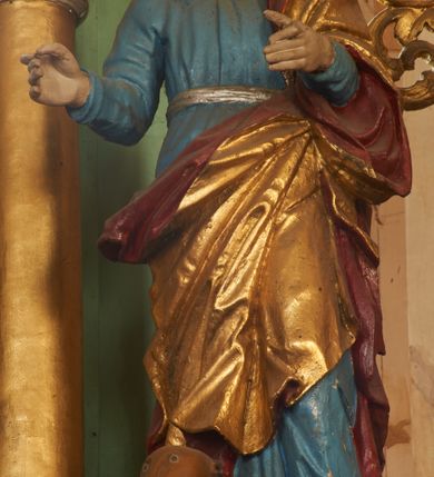 Zdjęcie nr 6: Nastawa ołtarzowa architektoniczna, jednoosiowa, dwukondygnacyjna na cokole z wyodrębnionymi dwoma prostopadłościanami. Ołtarz prostopadłościenny, zwężający się ku dołowi, mensa drewniana. Antepedium marmoryzowane z iluzjonistycznie malowanymi płycinami. Tabernakulum w formie drewnianej skrzynki, półkoliście wybrzuszone od frontu, zakończone profilowanym gzymsem. Drzwiczki o kształcie stojącego prostokąta zamknięte ostrołukiem z malowanym gorejącym sercem, flankowane płaskorzeźbioną winną latoroślą. Tabernakulum ujęte dwiema figurami klęczących na obłokach aniołów. Pierwsza kondygnacja flankowana dwiema parami pilastrów, zewnętrzna o kanelowanych trzonach. Przed wewnętrzną parą stoją dwie kolumny o kapitelach kompozytowych, przed zewnętrzną ustawione są figury św. Stefana i św. Władysława. Podpory dźwigają pełne belkowanie z silnie wysuniętym gzymsem, wyłamane pod kątem w partii kolumn, przerwane pośrodku. W polu centralnym nisza w formie stojącego prostokąta o ściętych górnych narożach ujęta profilowaną ramą, z grupą rzeźbiarską Matki Boskiej z Lourdes i Bernadetą Soubirous. W górnej partii nisza dekorowana zwisami owocowo-kwiatowymi. Pierwsza kondygnacja ujęta uszami utworzonymi z akantu i karbowanej wstęgi. Druga kondygnacja flankowana parą kolumn oraz parą figur św. Marka i św. Mateusza na cokołach. Podpory dźwigają pełne belkowanie z silnie wysuniętym gzymsem, wyłamane na ich osi, przerwane nad polem środkowym. Na belkowaniu dwie figurki aniołków, pośrodku na wsporniku figura Chrystusa w glorii, pośród obłoków. W polu obraz Chrystusa Dobrego Pasterza w formie leżącego prostokąta o ściętych narożach, w ramie. Druga kondygnacja ujęta uszami utworzonymi z akantu. Struktura polichromowana w kolorze jasnozielonym, kolumny, ornamentyka i profile złocone, detal srebrzony. 

