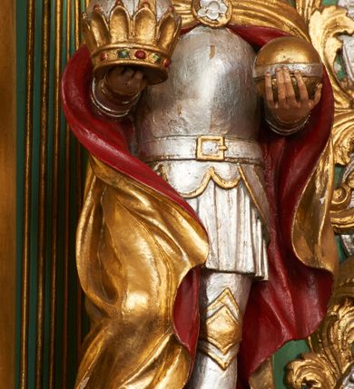 Zdjęcie nr 13: Nastawa ołtarzowa architektoniczna, jednoosiowa, dwukondygnacyjna na cokole z wyodrębnionymi dwoma prostopadłościanami. Ołtarz prostopadłościenny, zwężający się ku dołowi, mensa drewniana. Antepedium marmoryzowane z iluzjonistycznie malowanymi płycinami. Tabernakulum w formie drewnianej skrzynki, półkoliście wybrzuszone od frontu, zakończone profilowanym gzymsem. Drzwiczki o kształcie stojącego prostokąta zamknięte ostrołukiem z malowanym gorejącym sercem, flankowane płaskorzeźbioną winną latoroślą. Tabernakulum ujęte dwiema figurami klęczących na obłokach aniołów. Pierwsza kondygnacja flankowana dwiema parami pilastrów, zewnętrzna o kanelowanych trzonach. Przed wewnętrzną parą stoją dwie kolumny o kapitelach kompozytowych, przed zewnętrzną ustawione są figury św. Stefana i św. Władysława. Podpory dźwigają pełne belkowanie z silnie wysuniętym gzymsem, wyłamane pod kątem w partii kolumn, przerwane pośrodku. W polu centralnym nisza w formie stojącego prostokąta o ściętych górnych narożach ujęta profilowaną ramą, z grupą rzeźbiarską Matki Boskiej z Lourdes i Bernadetą Soubirous. W górnej partii nisza dekorowana zwisami owocowo-kwiatowymi. Pierwsza kondygnacja ujęta uszami utworzonymi z akantu i karbowanej wstęgi. Druga kondygnacja flankowana parą kolumn oraz parą figur św. Marka i św. Mateusza na cokołach. Podpory dźwigają pełne belkowanie z silnie wysuniętym gzymsem, wyłamane na ich osi, przerwane nad polem środkowym. Na belkowaniu dwie figurki aniołków, pośrodku na wsporniku figura Chrystusa w glorii, pośród obłoków. W polu obraz Chrystusa Dobrego Pasterza w formie leżącego prostokąta o ściętych narożach, w ramie. Druga kondygnacja ujęta uszami utworzonymi z akantu. Struktura polichromowana w kolorze jasnozielonym, kolumny, ornamentyka i profile złocone, detal srebrzony. 

