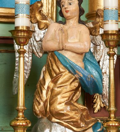 Zdjęcie nr 18: Nastawa ołtarzowa architektoniczna, jednoosiowa, dwukondygnacyjna na cokole z wyodrębnionymi dwoma prostopadłościanami. Ołtarz prostopadłościenny, zwężający się ku dołowi, mensa drewniana. Antepedium marmoryzowane z iluzjonistycznie malowanymi płycinami. Tabernakulum w formie drewnianej skrzynki, półkoliście wybrzuszone od frontu, zakończone profilowanym gzymsem. Drzwiczki o kształcie stojącego prostokąta zamknięte ostrołukiem z malowanym gorejącym sercem, flankowane płaskorzeźbioną winną latoroślą. Tabernakulum ujęte dwiema figurami klęczących na obłokach aniołów. Pierwsza kondygnacja flankowana dwiema parami pilastrów, zewnętrzna o kanelowanych trzonach. Przed wewnętrzną parą stoją dwie kolumny o kapitelach kompozytowych, przed zewnętrzną ustawione są figury św. Stefana i św. Władysława. Podpory dźwigają pełne belkowanie z silnie wysuniętym gzymsem, wyłamane pod kątem w partii kolumn, przerwane pośrodku. W polu centralnym nisza w formie stojącego prostokąta o ściętych górnych narożach ujęta profilowaną ramą, z grupą rzeźbiarską Matki Boskiej z Lourdes i Bernadetą Soubirous. W górnej partii nisza dekorowana zwisami owocowo-kwiatowymi. Pierwsza kondygnacja ujęta uszami utworzonymi z akantu i karbowanej wstęgi. Druga kondygnacja flankowana parą kolumn oraz parą figur św. Marka i św. Mateusza na cokołach. Podpory dźwigają pełne belkowanie z silnie wysuniętym gzymsem, wyłamane na ich osi, przerwane nad polem środkowym. Na belkowaniu dwie figurki aniołków, pośrodku na wsporniku figura Chrystusa w glorii, pośród obłoków. W polu obraz Chrystusa Dobrego Pasterza w formie leżącego prostokąta o ściętych narożach, w ramie. Druga kondygnacja ujęta uszami utworzonymi z akantu. Struktura polichromowana w kolorze jasnozielonym, kolumny, ornamentyka i profile złocone, detal srebrzony. 

