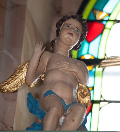 Zdjęcie nr 19: Nastawa ołtarzowa architektoniczna, jednoosiowa, dwukondygnacyjna na cokole z wyodrębnionymi dwoma prostopadłościanami. Ołtarz prostopadłościenny, zwężający się ku dołowi, mensa drewniana. Antepedium marmoryzowane z iluzjonistycznie malowanymi płycinami. Tabernakulum w formie drewnianej skrzynki, półkoliście wybrzuszone od frontu, zakończone profilowanym gzymsem. Drzwiczki o kształcie stojącego prostokąta zamknięte ostrołukiem z malowanym gorejącym sercem, flankowane płaskorzeźbioną winną latoroślą. Tabernakulum ujęte dwiema figurami klęczących na obłokach aniołów. Pierwsza kondygnacja flankowana dwiema parami pilastrów, zewnętrzna o kanelowanych trzonach. Przed wewnętrzną parą stoją dwie kolumny o kapitelach kompozytowych, przed zewnętrzną ustawione są figury św. Stefana i św. Władysława. Podpory dźwigają pełne belkowanie z silnie wysuniętym gzymsem, wyłamane pod kątem w partii kolumn, przerwane pośrodku. W polu centralnym nisza w formie stojącego prostokąta o ściętych górnych narożach ujęta profilowaną ramą, z grupą rzeźbiarską Matki Boskiej z Lourdes i Bernadetą Soubirous. W górnej partii nisza dekorowana zwisami owocowo-kwiatowymi. Pierwsza kondygnacja ujęta uszami utworzonymi z akantu i karbowanej wstęgi. Druga kondygnacja flankowana parą kolumn oraz parą figur św. Marka i św. Mateusza na cokołach. Podpory dźwigają pełne belkowanie z silnie wysuniętym gzymsem, wyłamane na ich osi, przerwane nad polem środkowym. Na belkowaniu dwie figurki aniołków, pośrodku na wsporniku figura Chrystusa w glorii, pośród obłoków. W polu obraz Chrystusa Dobrego Pasterza w formie leżącego prostokąta o ściętych narożach, w ramie. Druga kondygnacja ujęta uszami utworzonymi z akantu. Struktura polichromowana w kolorze jasnozielonym, kolumny, ornamentyka i profile złocone, detal srebrzony. 

