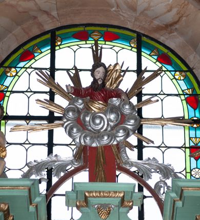 Zdjęcie nr 22: Nastawa ołtarzowa architektoniczna, jednoosiowa, dwukondygnacyjna na cokole z wyodrębnionymi dwoma prostopadłościanami. Ołtarz prostopadłościenny, zwężający się ku dołowi, mensa drewniana. Antepedium marmoryzowane z iluzjonistycznie malowanymi płycinami. Tabernakulum w formie drewnianej skrzynki, półkoliście wybrzuszone od frontu, zakończone profilowanym gzymsem. Drzwiczki o kształcie stojącego prostokąta zamknięte ostrołukiem z malowanym gorejącym sercem, flankowane płaskorzeźbioną winną latoroślą. Tabernakulum ujęte dwiema figurami klęczących na obłokach aniołów. Pierwsza kondygnacja flankowana dwiema parami pilastrów, zewnętrzna o kanelowanych trzonach. Przed wewnętrzną parą stoją dwie kolumny o kapitelach kompozytowych, przed zewnętrzną ustawione są figury św. Stefana i św. Władysława. Podpory dźwigają pełne belkowanie z silnie wysuniętym gzymsem, wyłamane pod kątem w partii kolumn, przerwane pośrodku. W polu centralnym nisza w formie stojącego prostokąta o ściętych górnych narożach ujęta profilowaną ramą, z grupą rzeźbiarską Matki Boskiej z Lourdes i Bernadetą Soubirous. W górnej partii nisza dekorowana zwisami owocowo-kwiatowymi. Pierwsza kondygnacja ujęta uszami utworzonymi z akantu i karbowanej wstęgi. Druga kondygnacja flankowana parą kolumn oraz parą figur św. Marka i św. Mateusza na cokołach. Podpory dźwigają pełne belkowanie z silnie wysuniętym gzymsem, wyłamane na ich osi, przerwane nad polem środkowym. Na belkowaniu dwie figurki aniołków, pośrodku na wsporniku figura Chrystusa w glorii, pośród obłoków. W polu obraz Chrystusa Dobrego Pasterza w formie leżącego prostokąta o ściętych narożach, w ramie. Druga kondygnacja ujęta uszami utworzonymi z akantu. Struktura polichromowana w kolorze jasnozielonym, kolumny, ornamentyka i profile złocone, detal srebrzony. 

