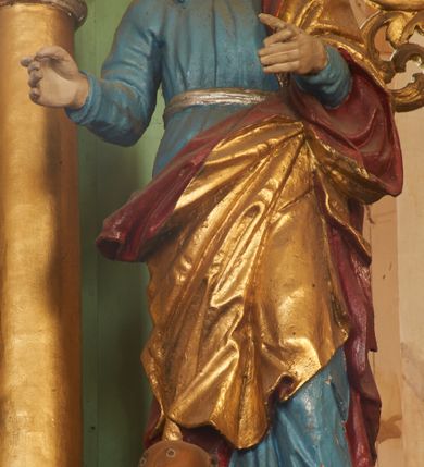 Zdjęcie nr 2: Święty ukazany frontalnie, z głową skierowaną w prawo, w kontrapoście, z ugiętymi rękami wyciągniętymi przed siebie. Twarz ma pociągłą, o małych oczach, ściągniętych brwiach, dużym nosie, szerokich ustach, okoloną falowaną, długą brodą i krótkimi, ciemnymi włosami. Ubrany jest w niebieską tunikę z kołnierzykiem, przepasaną srebrzoną szarfą oraz złocony płaszcz z czerwoną podszewką zarzucony na lewe ramię i otaczający postać w partii bioder. Przy prawej nodze świętego lew. Polichromia ciała naturalistyczna. 

