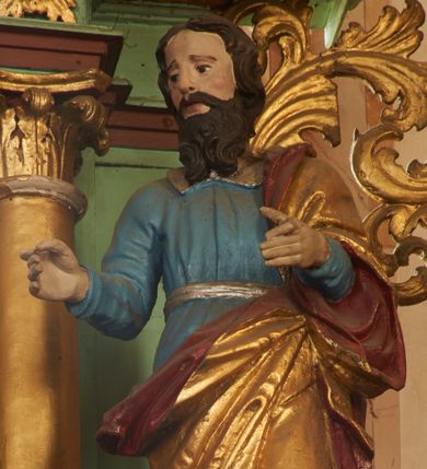 Zdjęcie nr 1: Święty ukazany frontalnie, z głową skierowaną w prawo, w kontrapoście, z ugiętymi rękami wyciągniętymi przed siebie. Twarz ma pociągłą, o małych oczach, ściągniętych brwiach, dużym nosie, szerokich ustach, okoloną falowaną, długą brodą i krótkimi, ciemnymi włosami. Ubrany jest w niebieską tunikę z kołnierzykiem, przepasaną srebrzoną szarfą oraz złocony płaszcz z czerwoną podszewką zarzucony na lewe ramię i otaczający postać w partii bioder. Przy prawej nodze świętego lew. Polichromia ciała naturalistyczna. 

