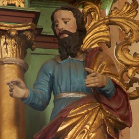 Zdjęcie nr 1: Święty ukazany frontalnie, z głową skierowaną w prawo, w kontrapoście, z ugiętymi rękami wyciągniętymi przed siebie. Twarz ma pociągłą, o małych oczach, ściągniętych brwiach, dużym nosie, szerokich ustach, okoloną falowaną, długą brodą i krótkimi, ciemnymi włosami. Ubrany jest w niebieską tunikę z kołnierzykiem, przepasaną srebrzoną szarfą oraz złocony płaszcz z czerwoną podszewką zarzucony na lewe ramię i otaczający postać w partii bioder. Przy prawej nodze świętego lew. Polichromia ciała naturalistyczna. 

