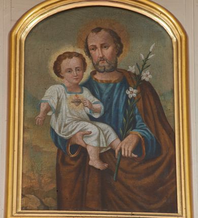 Zdjęcie nr 5: Nastawa ołtarzowa architektoniczna, dwukondygnacyjna ze zwieńczeniem, obie kondygnacje trójosiowe. Ołtarz murowany, prostopadłościenny, mensa z kamiennym portatylem. Antepedium dekorowane malowaną iluzjonistycznie prostokątną płyciną z wypukłymi krótszymi bokami. Na ołtarzu tabernakulum w formie drewnianej skrzynki ujętej kolumienkami podtrzymującymi gzyms. Do niego wbudowana drewniana skrzynka obita metalową blachą, z drzwiczkami w kształcie stojącego prostokąta, ujętego ramą, z wizerunkiem krzyża, winnego grona, kłosów zbóż i kielicha z hostią w polu. Całość flankowana uszami utworzonymi z cęg i kratki. Na tabernakulum tron wystawienia przyjmujący postać glorii promienistej, z parą aniołów unoszącą nad nią koronę zamkniętą. Tron flankowany dwoma klęczącymi aniołkami trzymającymi lichtarze ze świecami. Pierwsza kondygnacja na dwustrefowym cokole, w górnej partii z wyodrębnionymi prostopadłościanami, dekorowanymi płycinami z ornamentem roślinnym. Osie wydzielone czterema kolumnami o kapitelach kompozytowych, dźwigających pełne belkowanie z silnie wysuniętym gzymsem, wyłamane na ich osi oraz ustawione pod kątem na zewnątrz. Fryz dekorowany medalionem z monogramem IHS, uskrzydlonymi główkami anielskimi i ornamentem roślinnym. W polu środkowym wnęka w formie stojącego prostokąta, ujęta profilowaną ramą, z obrazem św. Jakuba. Wnęka flankowana figurami św. Katarzyny Aleksandryjskiej i św. Barbary ustawionymi na cokołach. Na osiach bocznych rzeźby św. Jana Chrzciciela i św. Andrzeja na cokołach. Pierwsza kondygnacja flankowana uszami utworzonymi z wici roślinnej i kratki. Druga kondygnacja na cokole z wyodrębnionymi prostopadłościanami, dekorowanymi płycinami z ornamentem roślinnym. Osie wydzielone czterema kolumnami o kapitelach kompozytowych, dźwigającymi pełne belkowanie, wyłamane na ich osi. Wewnętrzna para zwrócona pod kątem do środka, para skrajna na zewnątrz. Fryz dekorowany uskrzydlonymi główkami anielskimi. W polu obraz św. Józefa z Dzieciątkiem w formie stojącego prostokąta zamkniętego łukiem odcinkowym, ujęty profilowaną ramą. Na osiach bocznych ustawione figury niezidentyfikowanej świętej i św. Jadwigi (?). Na skraju belkowania pierwszej kondygnacji umiejscowione rzeźby Marii i św. Jana. Druga kondygnacja flankowana uszami utworzonymi z wici roślinnej. Zwieńczenie w kształcie zbliżonym do leżącego prostokąta, o wklęsłych bokach, zamkniętego łukiem odcinkowym nadwieszonym. W polu grupa rzeźbiarska Koronacji Marii, w której postacie unoszą się na obłokach, nad nimi zaś znajduje się gołębica Ducha Świętego w glorii. Na belkowaniu drugiej kondygnacji ustawione dwa klęczące na obłokach aniołki oraz figury św. Stefana i św. Władysława. Struktura polichromowana w kolorze beżowym, z bladoróżowymi detalami; kolumny malowane na sposób imitujący marmoryzacje w kolorze zielonym; profile i ornamentyka złocone. 

