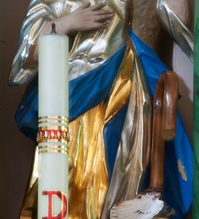 Zdjęcie nr 11: Nastawa ołtarzowa architektoniczna, dwukondygnacyjna ze zwieńczeniem, obie kondygnacje trójosiowe. Ołtarz murowany, prostopadłościenny, mensa z kamiennym portatylem. Antepedium dekorowane malowaną iluzjonistycznie prostokątną płyciną z wypukłymi krótszymi bokami. Na ołtarzu tabernakulum w formie drewnianej skrzynki ujętej kolumienkami podtrzymującymi gzyms. Do niego wbudowana drewniana skrzynka obita metalową blachą, z drzwiczkami w kształcie stojącego prostokąta, ujętego ramą, z wizerunkiem krzyża, winnego grona, kłosów zbóż i kielicha z hostią w polu. Całość flankowana uszami utworzonymi z cęg i kratki. Na tabernakulum tron wystawienia przyjmujący postać glorii promienistej, z parą aniołów unoszącą nad nią koronę zamkniętą. Tron flankowany dwoma klęczącymi aniołkami trzymającymi lichtarze ze świecami. Pierwsza kondygnacja na dwustrefowym cokole, w górnej partii z wyodrębnionymi prostopadłościanami, dekorowanymi płycinami z ornamentem roślinnym. Osie wydzielone czterema kolumnami o kapitelach kompozytowych, dźwigających pełne belkowanie z silnie wysuniętym gzymsem, wyłamane na ich osi oraz ustawione pod kątem na zewnątrz. Fryz dekorowany medalionem z monogramem IHS, uskrzydlonymi główkami anielskimi i ornamentem roślinnym. W polu środkowym wnęka w formie stojącego prostokąta, ujęta profilowaną ramą, z obrazem św. Jakuba. Wnęka flankowana figurami św. Katarzyny Aleksandryjskiej i św. Barbary ustawionymi na cokołach. Na osiach bocznych rzeźby św. Jana Chrzciciela i św. Andrzeja na cokołach. Pierwsza kondygnacja flankowana uszami utworzonymi z wici roślinnej i kratki. Druga kondygnacja na cokole z wyodrębnionymi prostopadłościanami, dekorowanymi płycinami z ornamentem roślinnym. Osie wydzielone czterema kolumnami o kapitelach kompozytowych, dźwigającymi pełne belkowanie, wyłamane na ich osi. Wewnętrzna para zwrócona pod kątem do środka, para skrajna na zewnątrz. Fryz dekorowany uskrzydlonymi główkami anielskimi. W polu obraz św. Józefa z Dzieciątkiem w formie stojącego prostokąta zamkniętego łukiem odcinkowym, ujęty profilowaną ramą. Na osiach bocznych ustawione figury niezidentyfikowanej świętej i św. Jadwigi (?). Na skraju belkowania pierwszej kondygnacji umiejscowione rzeźby Marii i św. Jana. Druga kondygnacja flankowana uszami utworzonymi z wici roślinnej. Zwieńczenie w kształcie zbliżonym do leżącego prostokąta, o wklęsłych bokach, zamkniętego łukiem odcinkowym nadwieszonym. W polu grupa rzeźbiarska Koronacji Marii, w której postacie unoszą się na obłokach, nad nimi zaś znajduje się gołębica Ducha Świętego w glorii. Na belkowaniu drugiej kondygnacji ustawione dwa klęczące na obłokach aniołki oraz figury św. Stefana i św. Władysława. Struktura polichromowana w kolorze beżowym, z bladoróżowymi detalami; kolumny malowane na sposób imitujący marmoryzacje w kolorze zielonym; profile i ornamentyka złocone. 

