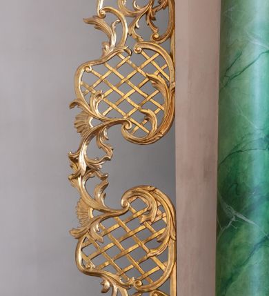 Zdjęcie nr 15: Nastawa ołtarzowa architektoniczna, dwukondygnacyjna ze zwieńczeniem, obie kondygnacje trójosiowe. Ołtarz murowany, prostopadłościenny, mensa z kamiennym portatylem. Antepedium dekorowane malowaną iluzjonistycznie prostokątną płyciną z wypukłymi krótszymi bokami. Na ołtarzu tabernakulum w formie drewnianej skrzynki ujętej kolumienkami podtrzymującymi gzyms. Do niego wbudowana drewniana skrzynka obita metalową blachą, z drzwiczkami w kształcie stojącego prostokąta, ujętego ramą, z wizerunkiem krzyża, winnego grona, kłosów zbóż i kielicha z hostią w polu. Całość flankowana uszami utworzonymi z cęg i kratki. Na tabernakulum tron wystawienia przyjmujący postać glorii promienistej, z parą aniołów unoszącą nad nią koronę zamkniętą. Tron flankowany dwoma klęczącymi aniołkami trzymającymi lichtarze ze świecami. Pierwsza kondygnacja na dwustrefowym cokole, w górnej partii z wyodrębnionymi prostopadłościanami, dekorowanymi płycinami z ornamentem roślinnym. Osie wydzielone czterema kolumnami o kapitelach kompozytowych, dźwigających pełne belkowanie z silnie wysuniętym gzymsem, wyłamane na ich osi oraz ustawione pod kątem na zewnątrz. Fryz dekorowany medalionem z monogramem IHS, uskrzydlonymi główkami anielskimi i ornamentem roślinnym. W polu środkowym wnęka w formie stojącego prostokąta, ujęta profilowaną ramą, z obrazem św. Jakuba. Wnęka flankowana figurami św. Katarzyny Aleksandryjskiej i św. Barbary ustawionymi na cokołach. Na osiach bocznych rzeźby św. Jana Chrzciciela i św. Andrzeja na cokołach. Pierwsza kondygnacja flankowana uszami utworzonymi z wici roślinnej i kratki. Druga kondygnacja na cokole z wyodrębnionymi prostopadłościanami, dekorowanymi płycinami z ornamentem roślinnym. Osie wydzielone czterema kolumnami o kapitelach kompozytowych, dźwigającymi pełne belkowanie, wyłamane na ich osi. Wewnętrzna para zwrócona pod kątem do środka, para skrajna na zewnątrz. Fryz dekorowany uskrzydlonymi główkami anielskimi. W polu obraz św. Józefa z Dzieciątkiem w formie stojącego prostokąta zamkniętego łukiem odcinkowym, ujęty profilowaną ramą. Na osiach bocznych ustawione figury niezidentyfikowanej świętej i św. Jadwigi (?). Na skraju belkowania pierwszej kondygnacji umiejscowione rzeźby Marii i św. Jana. Druga kondygnacja flankowana uszami utworzonymi z wici roślinnej. Zwieńczenie w kształcie zbliżonym do leżącego prostokąta, o wklęsłych bokach, zamkniętego łukiem odcinkowym nadwieszonym. W polu grupa rzeźbiarska Koronacji Marii, w której postacie unoszą się na obłokach, nad nimi zaś znajduje się gołębica Ducha Świętego w glorii. Na belkowaniu drugiej kondygnacji ustawione dwa klęczące na obłokach aniołki oraz figury św. Stefana i św. Władysława. Struktura polichromowana w kolorze beżowym, z bladoróżowymi detalami; kolumny malowane na sposób imitujący marmoryzacje w kolorze zielonym; profile i ornamentyka złocone. 

