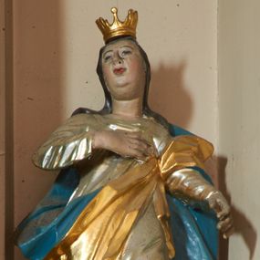 Zdjęcie nr 1: Rzeźba pełnoplastyczna, ustawiona na podstawie na planie kwadratu. Święta ukazana frontalnie, w kontrapoście, prawą rękę kładzie na piersi, lewą wyciąga w przód. Twarz ma pełną, o migdałowatych oczach, małym nosie i otwartych ustach, okoloną długimi, brązowymi włosami, opadającymi na ramiona. Na głowie ma koronę otwartą. Ubrana jest w srebrzoną suknię oraz złocony płaszcz z niebieską podszewką przewiązany diagonalnie przez lewe ramię. Polichromia w partiach ciała naturalistyczna. 
